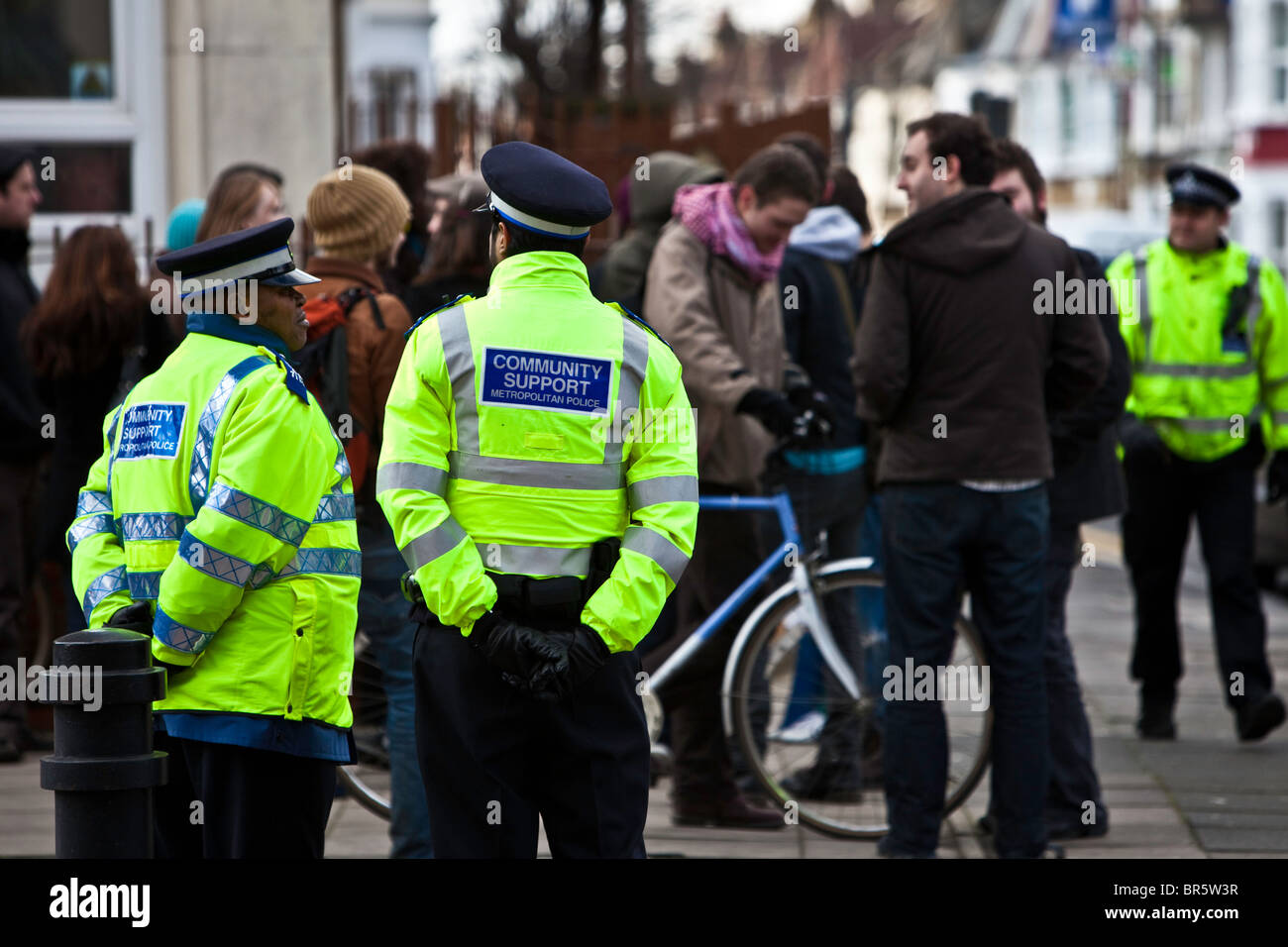 Die örtliche Polizei und Gemeinschaft unterstützen Offiziere, die Polizei einer friedlichen Demonstration Hackney, London. Stockfoto