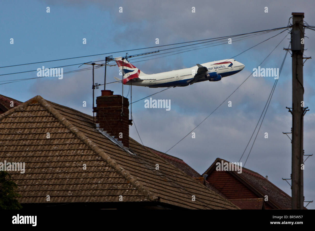 Ein Flugzeug vom Londoner Flughafen Heathrow, und fliegen über das Stanwell Gebiet von Hounslow Borough. Stockfoto