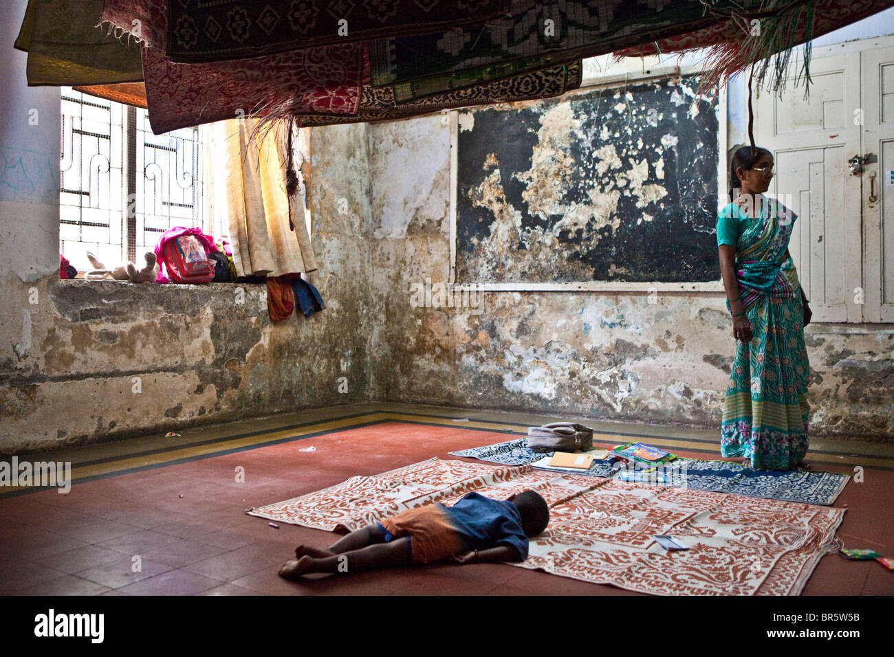 Kind schläft während des Unterrichts in den Mittelpunkt des Kamatipura. Die Organisation ist spezialisiert auf Pflege Kinder das Rotlicht - Viertel. Stockfoto