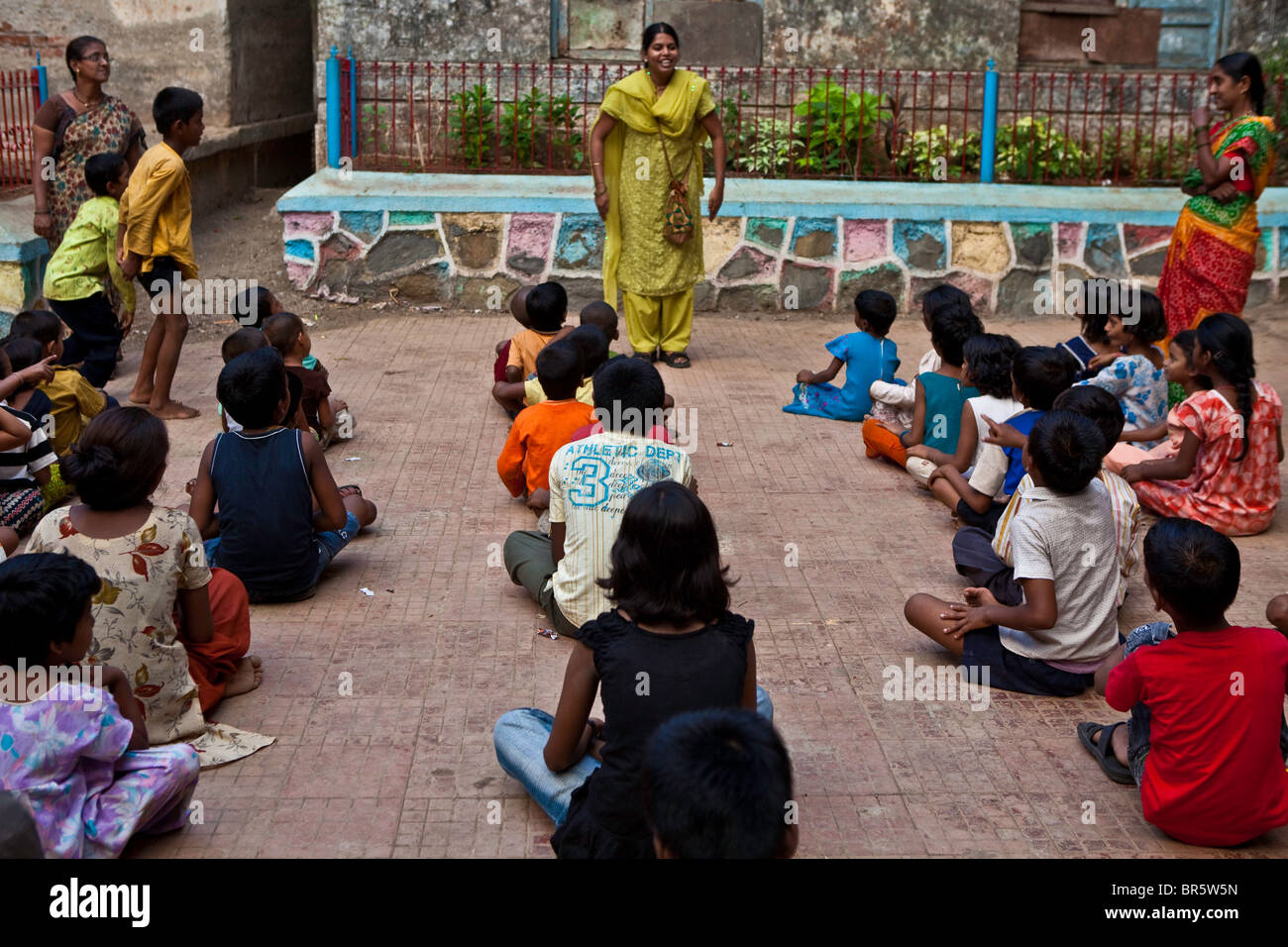 Kinder im Kamatipura Centre in Mumbai. Rund 100 Kinder kommen jeden Tag aus den umliegenden Rotlicht - Viertel. Stockfoto
