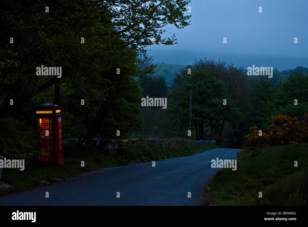 Eine traditionelle britische rote Telefonzelle in Dartmoor, Großbritannien. Stockfoto