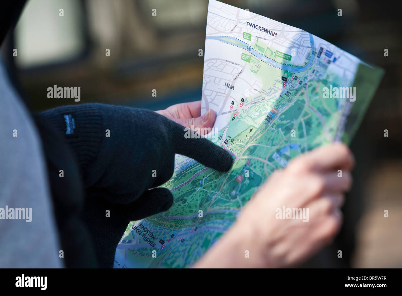 Ein Teilnehmer in den Voluntary Service Overseas gesponsert "Walk for Tabita" in Richmond Park schaut auf eine Karte. London. Stockfoto