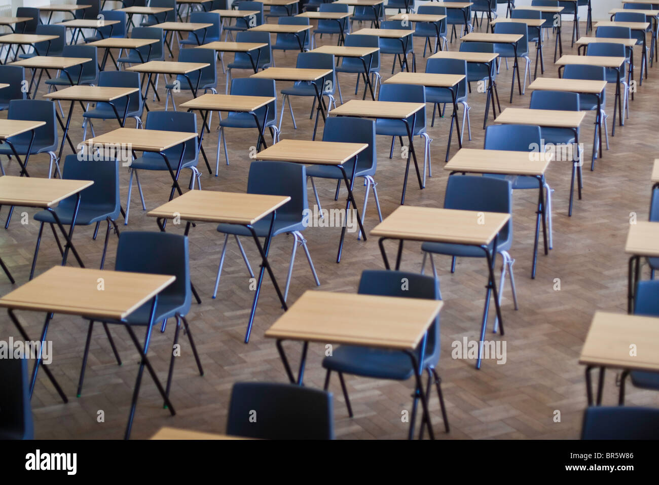 Tische und Stühle für Prüfungen in der Schule-Halle im Vereinigten Königreich dargelegt. Stockfoto