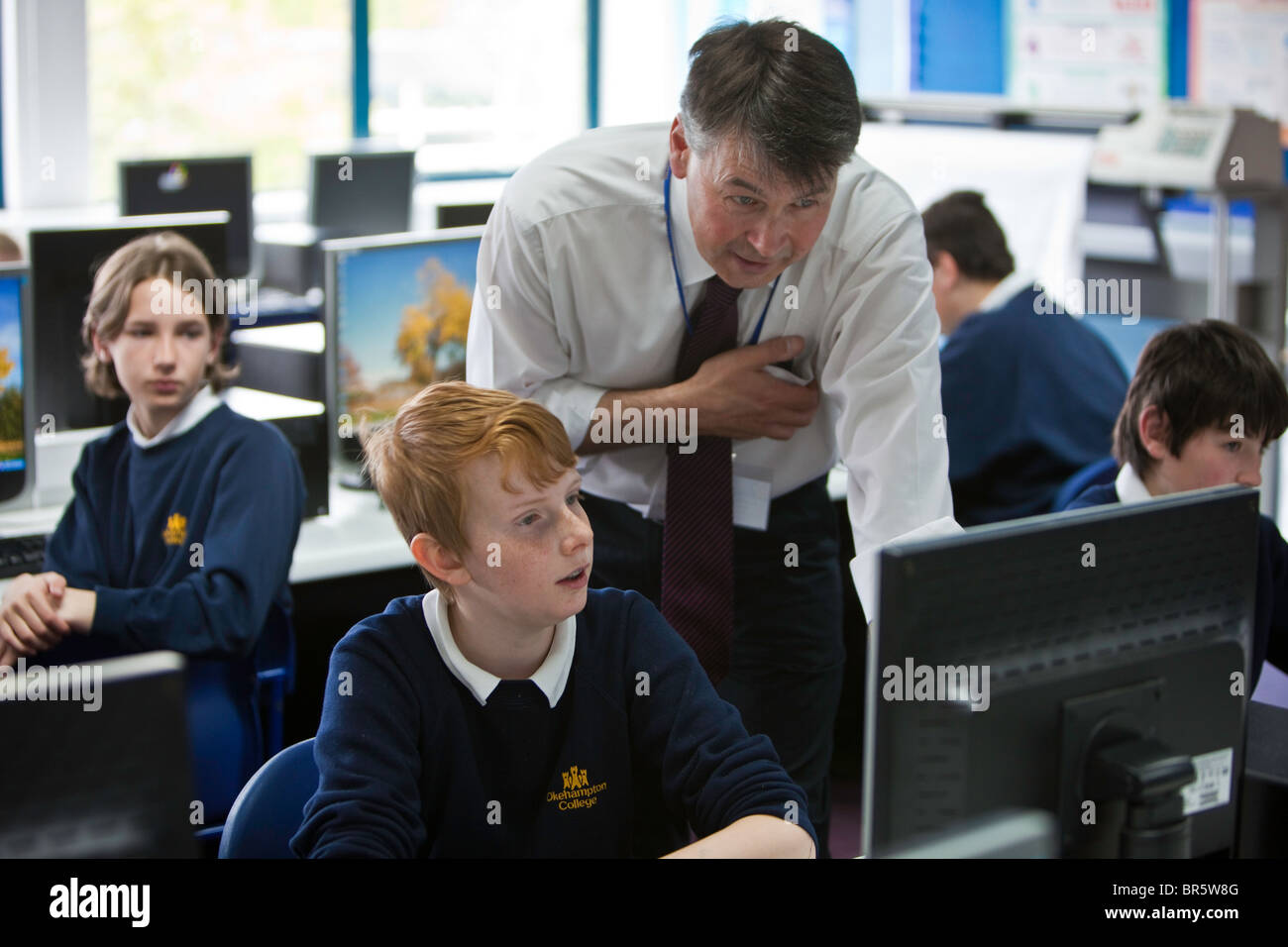 Keith Webber ein Lehrer am Okenhampton College in Devon spricht ein Student. Stockfoto