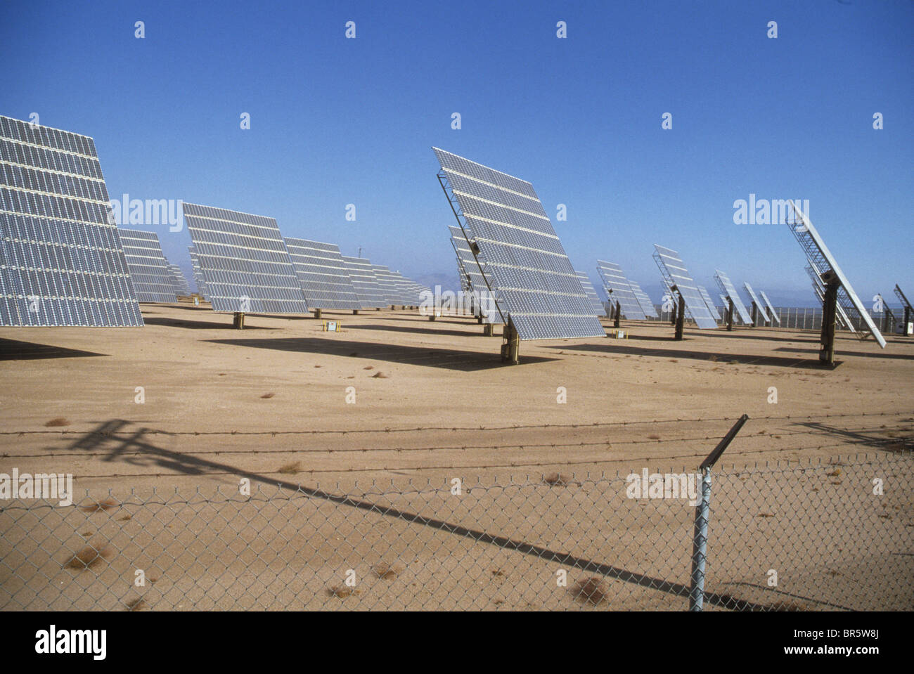 Energie erzeugen grüne umweltfreundlich Wärme Öl Turm Brennstoff Sonne brillant Edison erneuern Umweltverschmutzung Ökologie solar Drahtseil Stockfoto