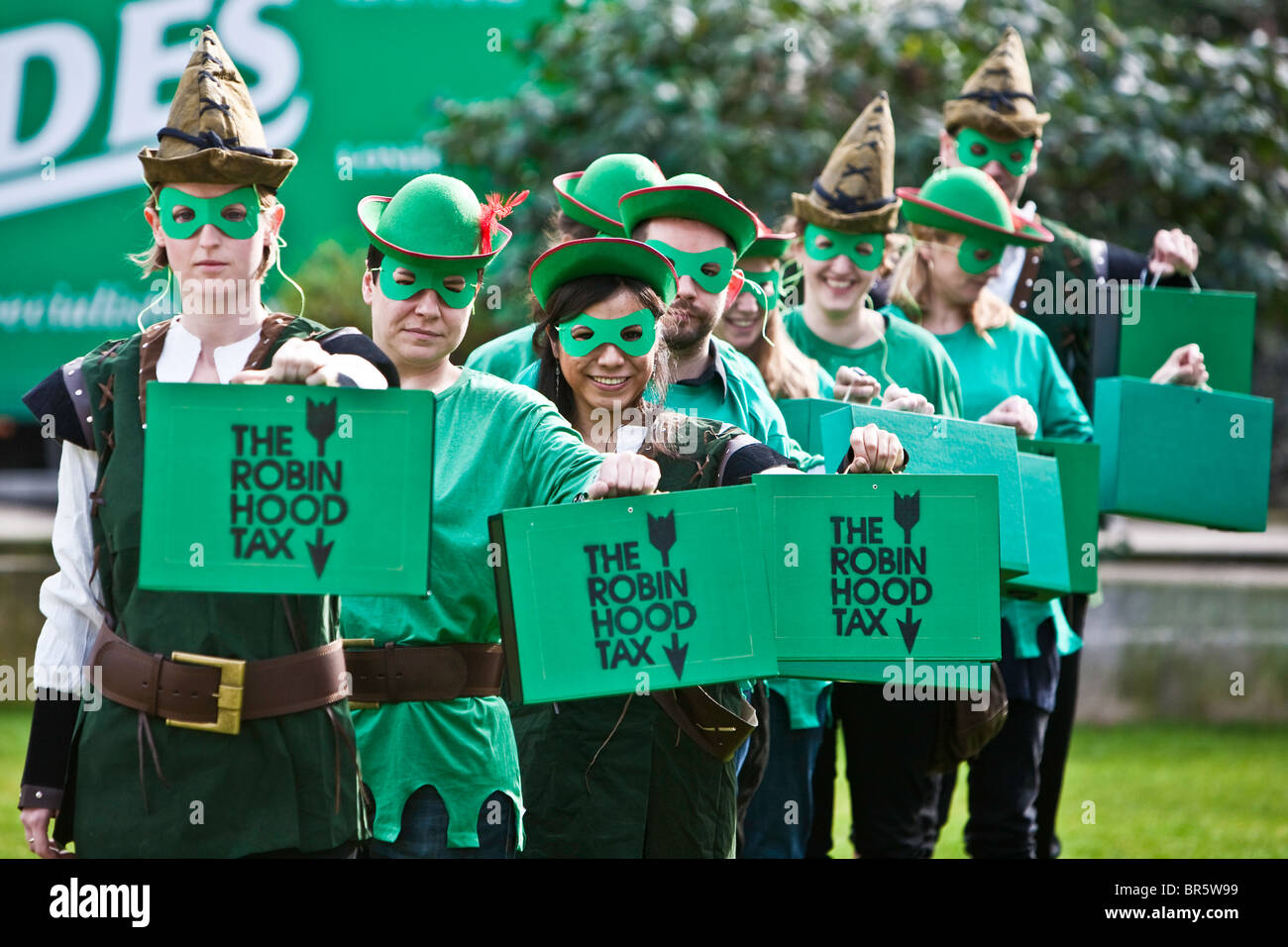 Robin-Hood-Steuer-Kampagne, marschierten die grün gekleidete Robin Hoods Parlament. Stockfoto