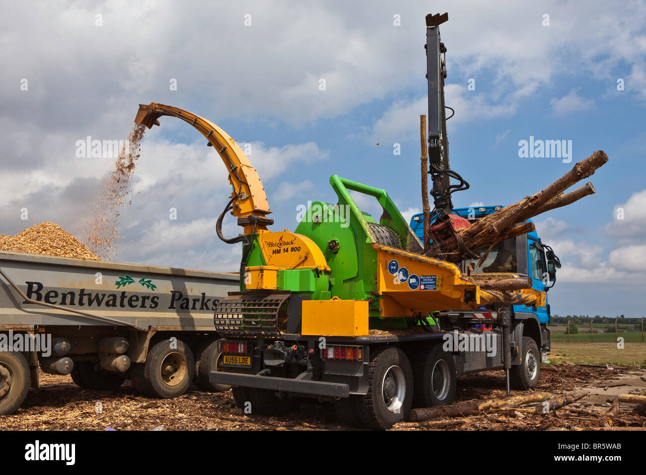 Heizohack HM 14-800 K LKW montiert Hackschnitzelmaschine in Aktion an einem Holzlager Ort in Suffolk, Großbritannien. Stockfoto