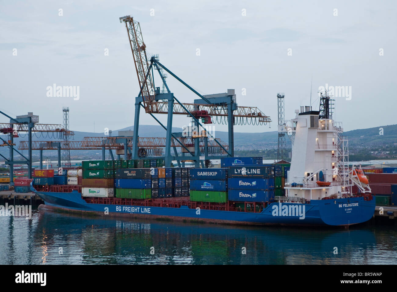 Containerschiff wird beladen mit Containern in den Docks Belfast, Nordirland, Vereinigtes Königreich. Stockfoto