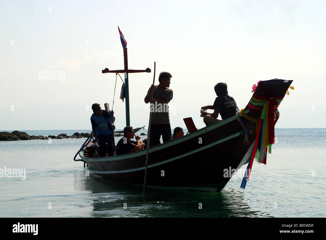Westliche Touristen reisen auf einem lokalen Taxi-Boot zu den verschiedenen Teilen der Insel vom Hafen von Hat Rin, Koh Phangnan, Thailand Stockfoto