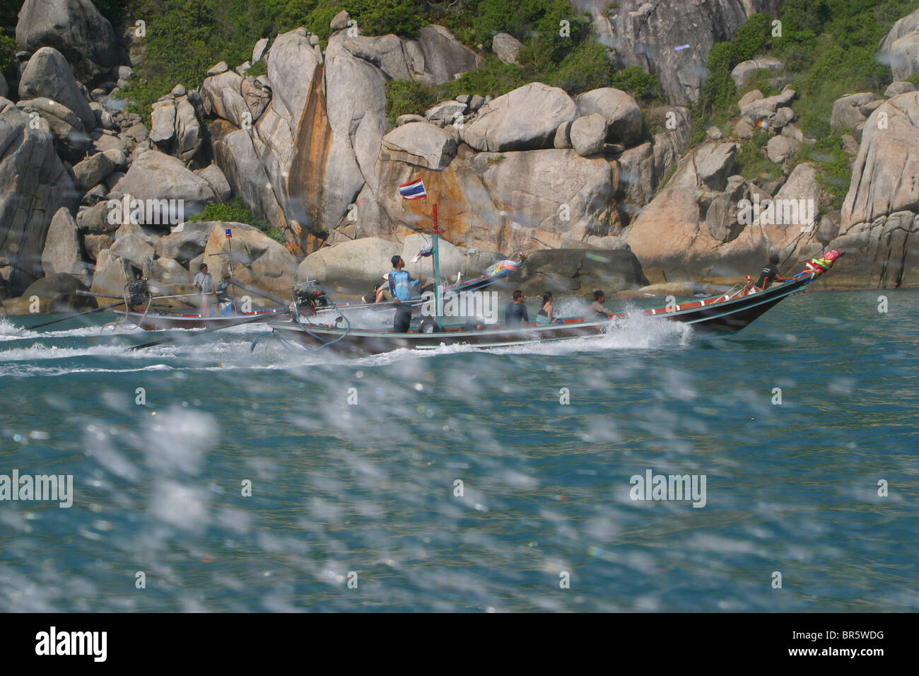 Westliche Touristen reisen auf einem lokalen Taxi-Boot zu den verschiedenen Teilen der Insel vom Hafen von Hat Rin, Koh Phangnan, Thailand Stockfoto
