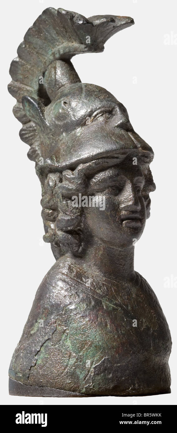 Eine römische Büste von Minerva, 2. Jahrhundert A.D. Hollow aus Bronze ergänzt durch Kaltarbeit. Fein gearbeitetes Gesicht der Göttin mit leicht geöffnetem Mund, ausdrucksstarken durchbohrten Augen und lockigen Haaren. Sie trägt einen apulianisch-korinthischen Helm mit einem aufwendigen hohen Scheitel und einem vorderen Teil mit menschlichem Gesicht, den oberen Teil ihres Körpers, der von einer Ägide bedeckt ist, mit einem aufwändig meißelbaren Blattmuster. Höhe 8 cm. Schwarze Patina, an einigen Stellen gesprungen. Gut erhalten, von ansprechender Qualität. Herkunft: Dr. K.-L. Sammlung, Berlin, 1950er Jahre. Historisch, historisch, 20t, Stockfoto