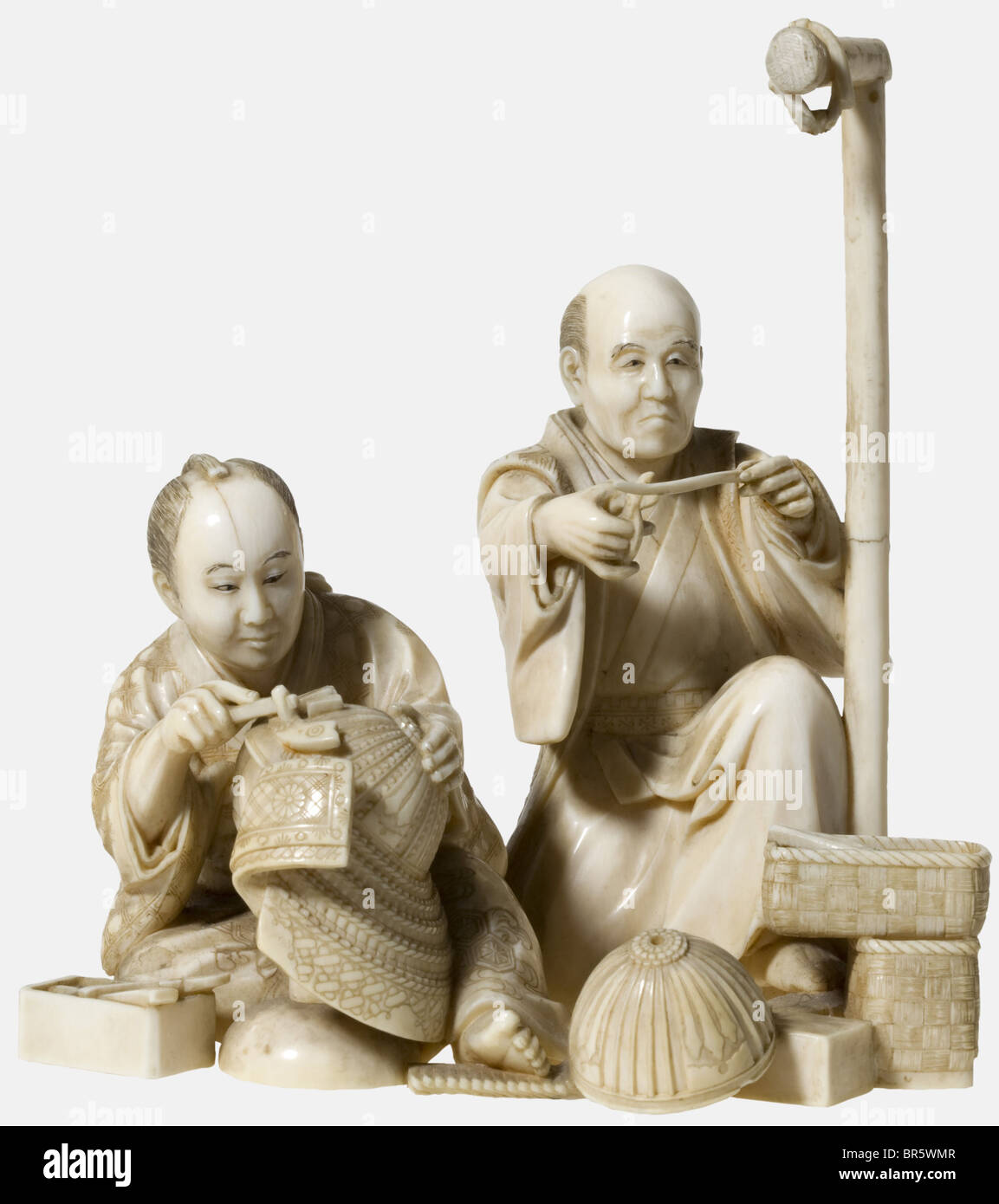 Ein japanischer Okimono, Meiji-Zeit EIN Paar fein geschnitzter Elfenbeinfiguren. Zwei sitzende Waffenkammer, umgeben von verschiedenen Werkzeugen und Werkstücken. Ihre Gewänder mit fein gravierten und geschnitzten Verzierungen. Kleine aufgeklebte Risse, Verluste im Bereich der Halterung auf der rechten Seite. Die Unterseite ist signiert. Höhe 13 cm, Breite 13 cm. Historisch, historisch, Menschen, 19. Jahrhundert, Japanisch, Asien, Asien, Fernost, Objekt, Objekte, Stills, Clipping, Ausschnitte, Ausschnitte, Ausschnitte, exotisch, bizarr, Skulptur, Skulpturen, Statuette, Figurine, Figurinen, Statuettes, Kunst, Kunst Stockfoto