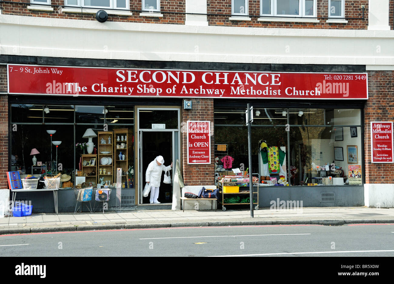 Lady verlassen zweite Chance The Charity Shop für Torbogen Methodist Church, Islington London England UK Stockfoto