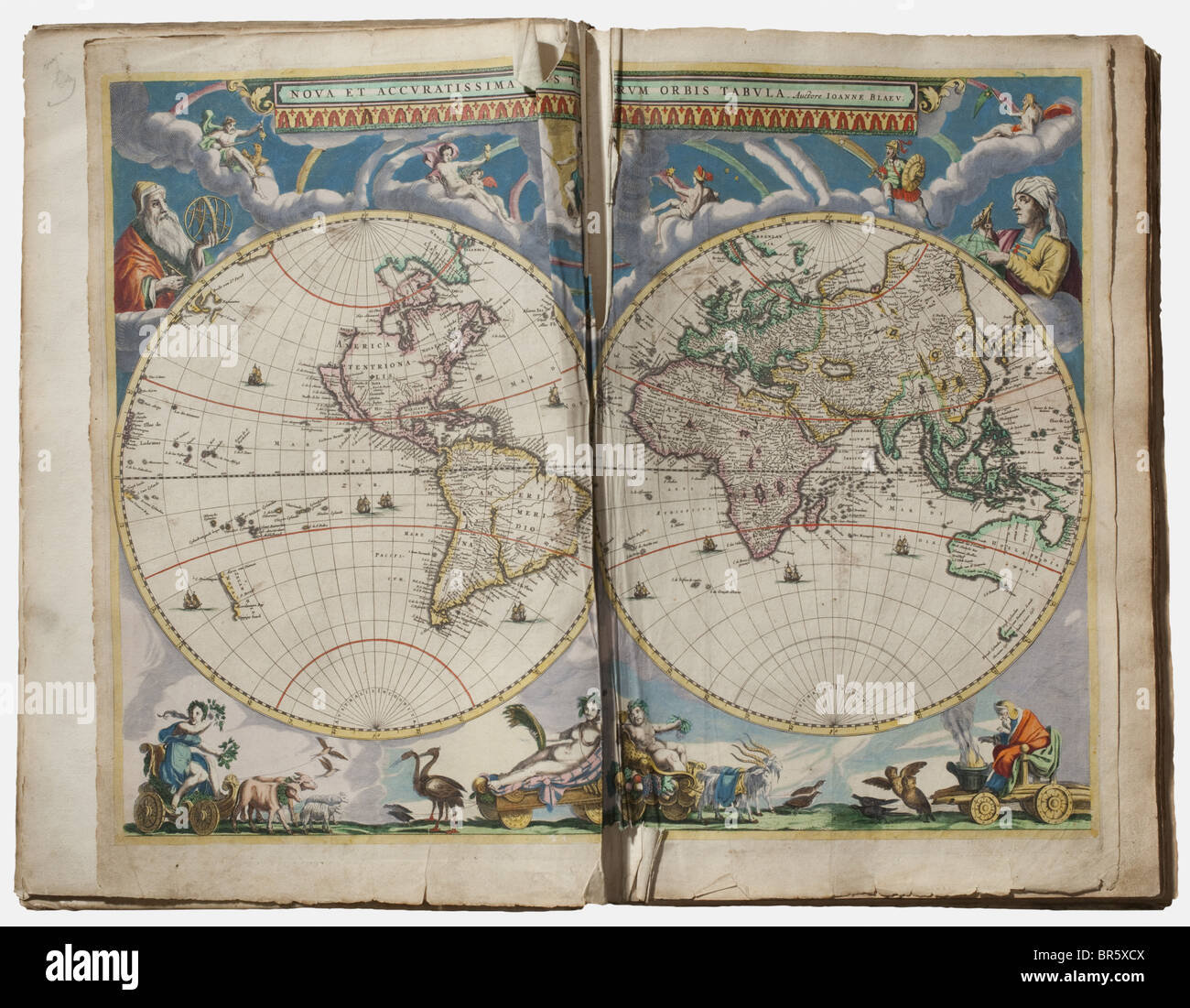 Pieter Goos, "de Zee Atlas ofter Water-Weereld", eine Sammlung von 24 nautischen Karten, Amsterdam Ca. 1666 Seefahrtspläne aus der ersten Ausgabe des notierten nautischen Atlas, der ursprünglich 56 Karten enthielt, die von einer zeitgenössischen Hand fein eingefärbt waren. Die vorliegende Sammlung beginnt mit der reich gefärbten Weltkarte "Nova et accuratissima totis terrorum orbis tabula" von Iohannes Blaeu (an mehreren Stellen geknickt, randliche Tränen, wiederherstellungsbedürftig). Die maritimen Karten mit altem Relining, teilweise gebräunt und verfacht. Gebunden in einer alten, mit Pergament überzogenen Datei, Folio, Größe, Stockfoto