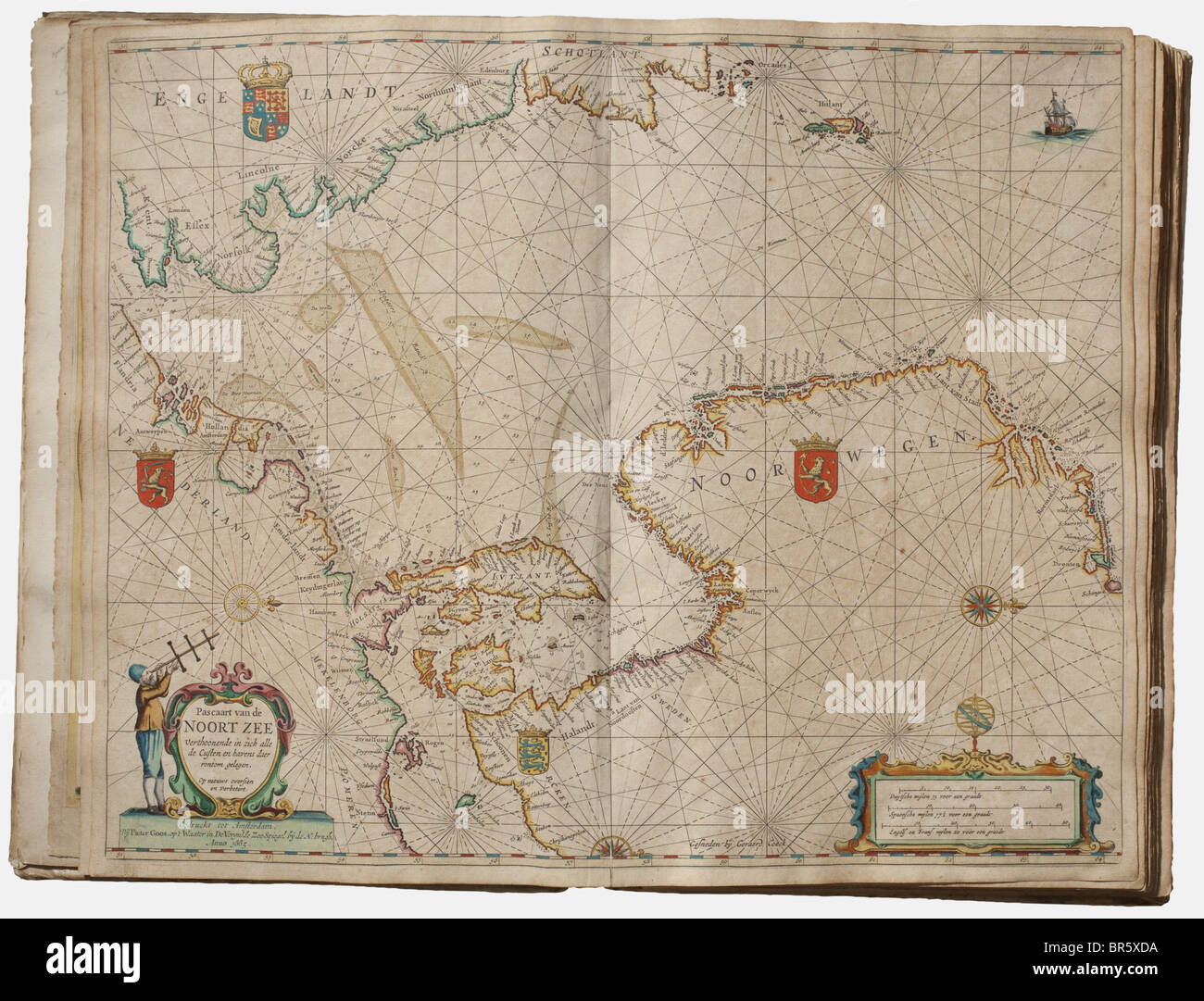 Pieter Goos, "de Zee Atlas ofter Water-Weereld", eine Sammlung von 24 nautischen Karten, Amsterdam Ca. 1666 Seefahrtspläne aus der ersten Ausgabe des notierten nautischen Atlas, der ursprünglich 56 Karten enthielt, die von einer zeitgenössischen Hand fein eingefärbt waren. Die vorliegende Sammlung beginnt mit der reich gefärbten Weltkarte "Nova et accuratissima totis terrorum orbis tabula" von Iohannes Blaeu (an mehreren Stellen geknickt, randliche Tränen, wiederherstellungsbedürftig). Die maritimen Karten mit altem Relining, teilweise gebräunt und verfacht. Gebunden in einer alten, mit Pergament überzogenen Datei, Folio, Größe, Stockfoto