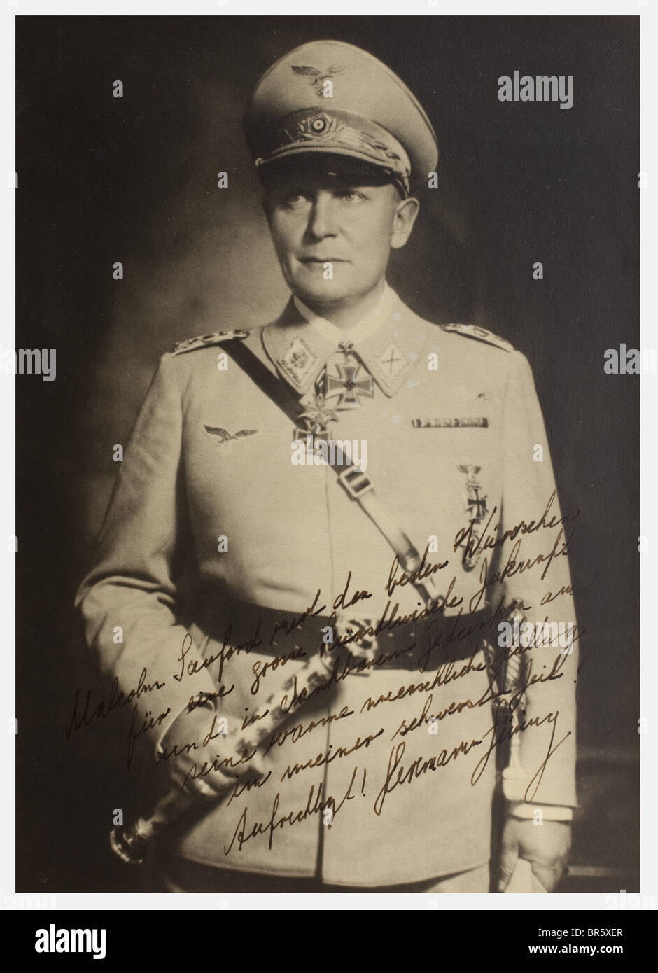 Hermann Göring, ein Widmungsfoto für Malcolm Sanford, 1945/46 Portrait Foto in Uniform des Reichmarschalls und mit Marschallstab. Handschriftliche Widmungsinschrift in dunkler Tinte 'Malcolm Sanford mit den besten Wünschen für eine große klerliche Zukunft und in dankbaren Gedanken eine seine warte auf meiner schweren Zeit. Aufrichtig! Hermann Göring' (Für Malcolm Sanford mit den besten Wünschen für eine große künstlerische Zukunft und mit dankbaren Gedanken an sein warmes menschliches Verhalten in meinen härtesten Zeiten. Mit Freundlichen Grüßen! Hermann Göring). D, Stockfoto