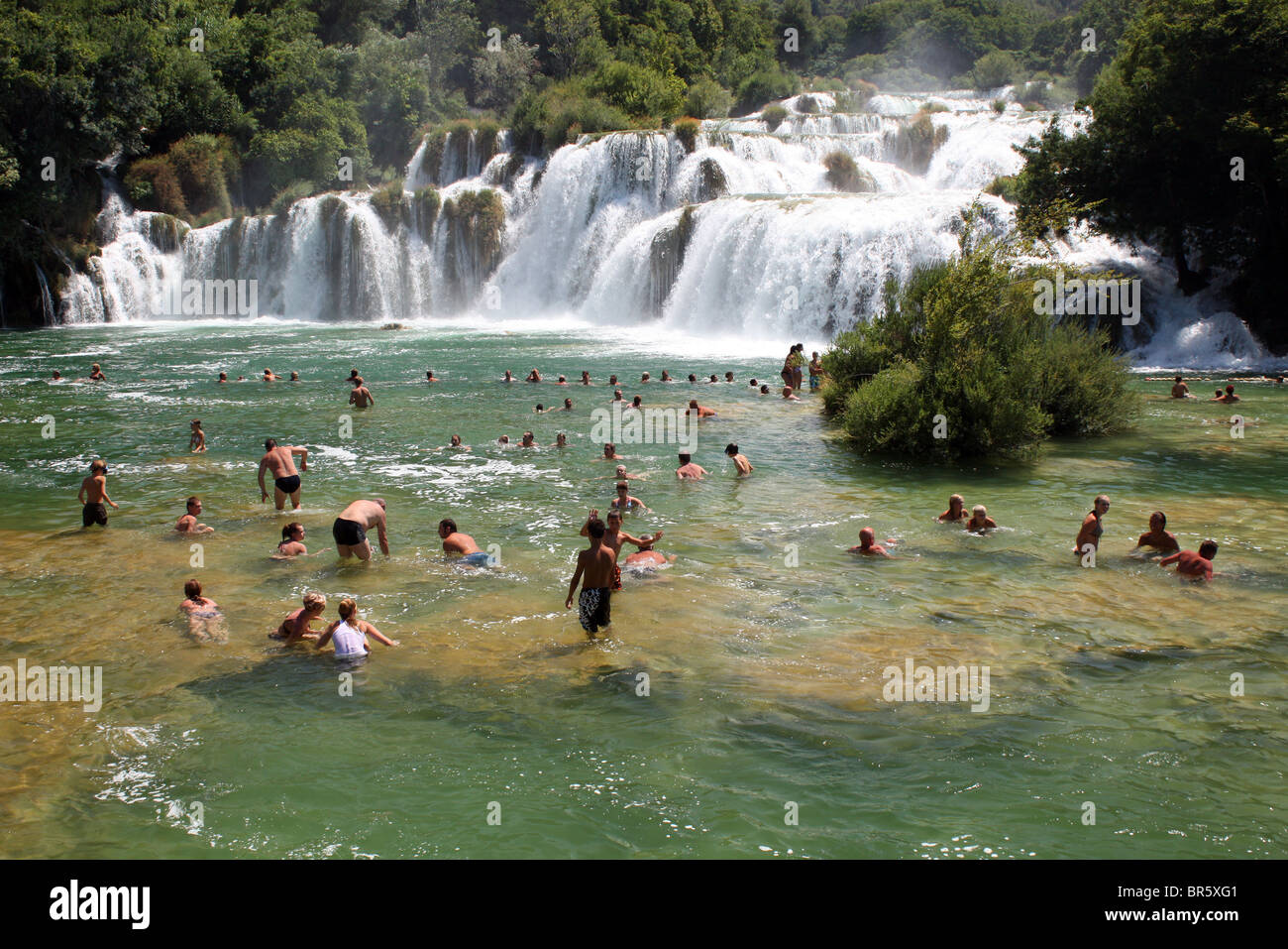 Sommer Badegäste schwimmen im Fluss Krka unter Skradinski Wasserfall im Krka Nationalpark Kroatien Stockfoto