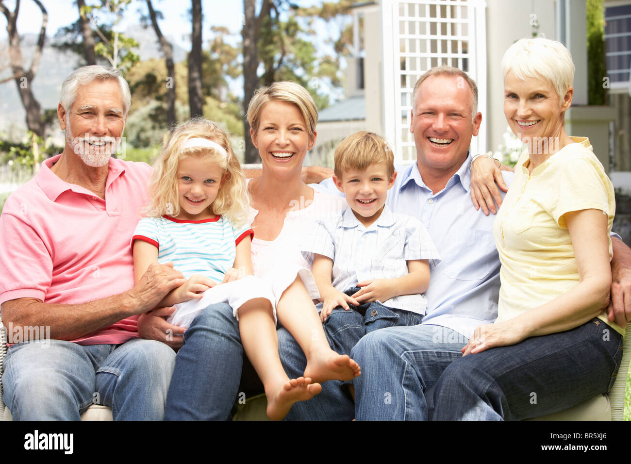 Großfamilie entspannend im Garten Stockfoto