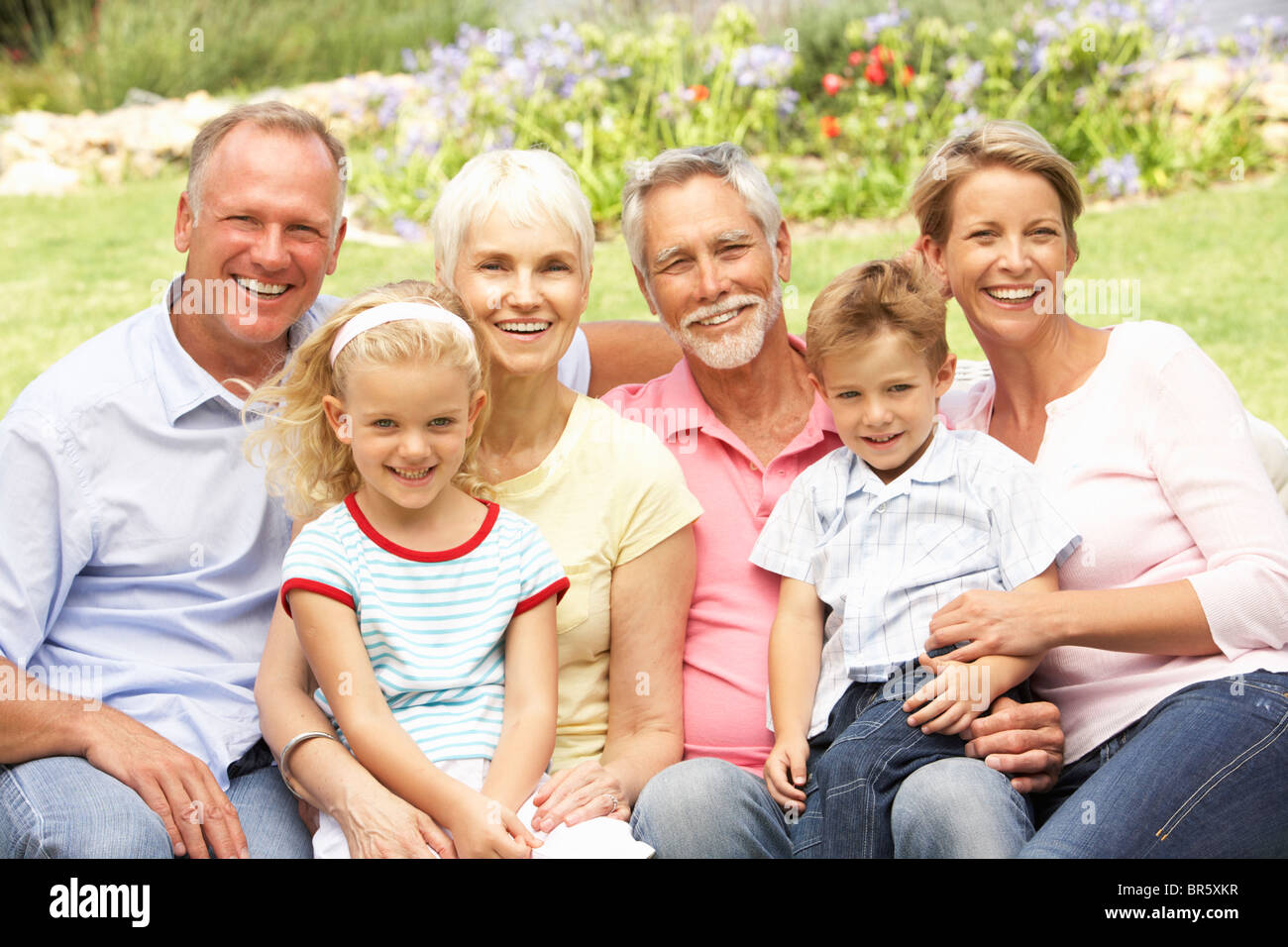 Großfamilie entspannend im Garten Stockfoto