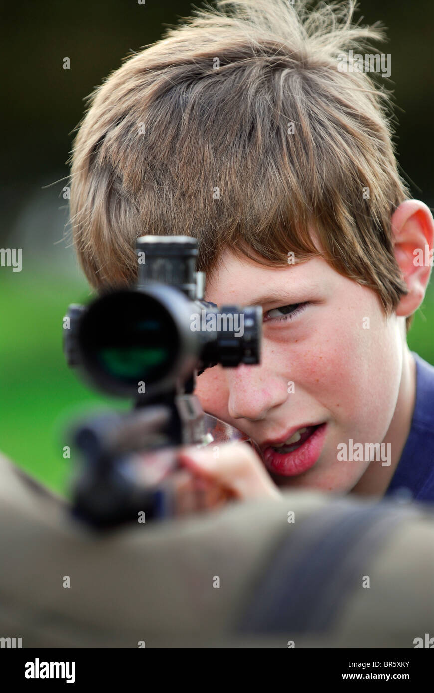 13 Jahre alter Junge mit dem Ziel Airgun bei einer Demonstration Event im Hampshire County Sports Day, Alresford, Hampshire, UK. Stockfoto