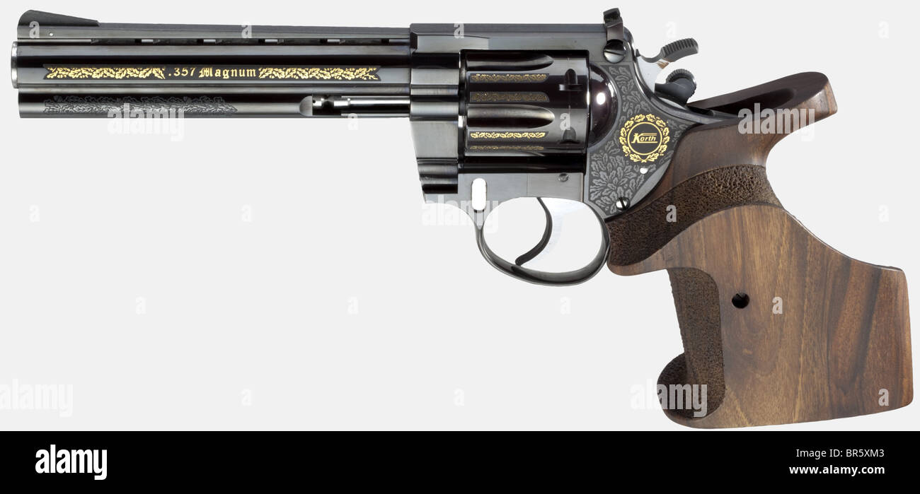 Ein Korth Luxusrevolver in seinem Fall, Kal..357 mag., nein 36384. 6'-Lauf mit belüfteter Sichtrippe. Schwarze Hochglanzlackierung, Rahmen, Fass und Zylinder mit geätztem, teilweise vergoldetem Blattdekor aus Eiche, auf einer Seite der Name des Eigentümers eingeätzt. Sportgriffeinsätze. Länge 30,5 cm. In der schwarzen, verschließbaren Ledertasche mit passendem schwarzen Lederholster, Herstellerstempel "Brian G. Foster". Historische, historische, historische, zivile Handfeuerwaffe, zivile Handfeuerwaffen, Handfeuerwaffen, Handfeuerwaffen, Pistolen, Waffen, Waffen, Waffen, Waffen, Waffen, Waffen, Waffen, Waffen, Waffen, o, Stockfoto