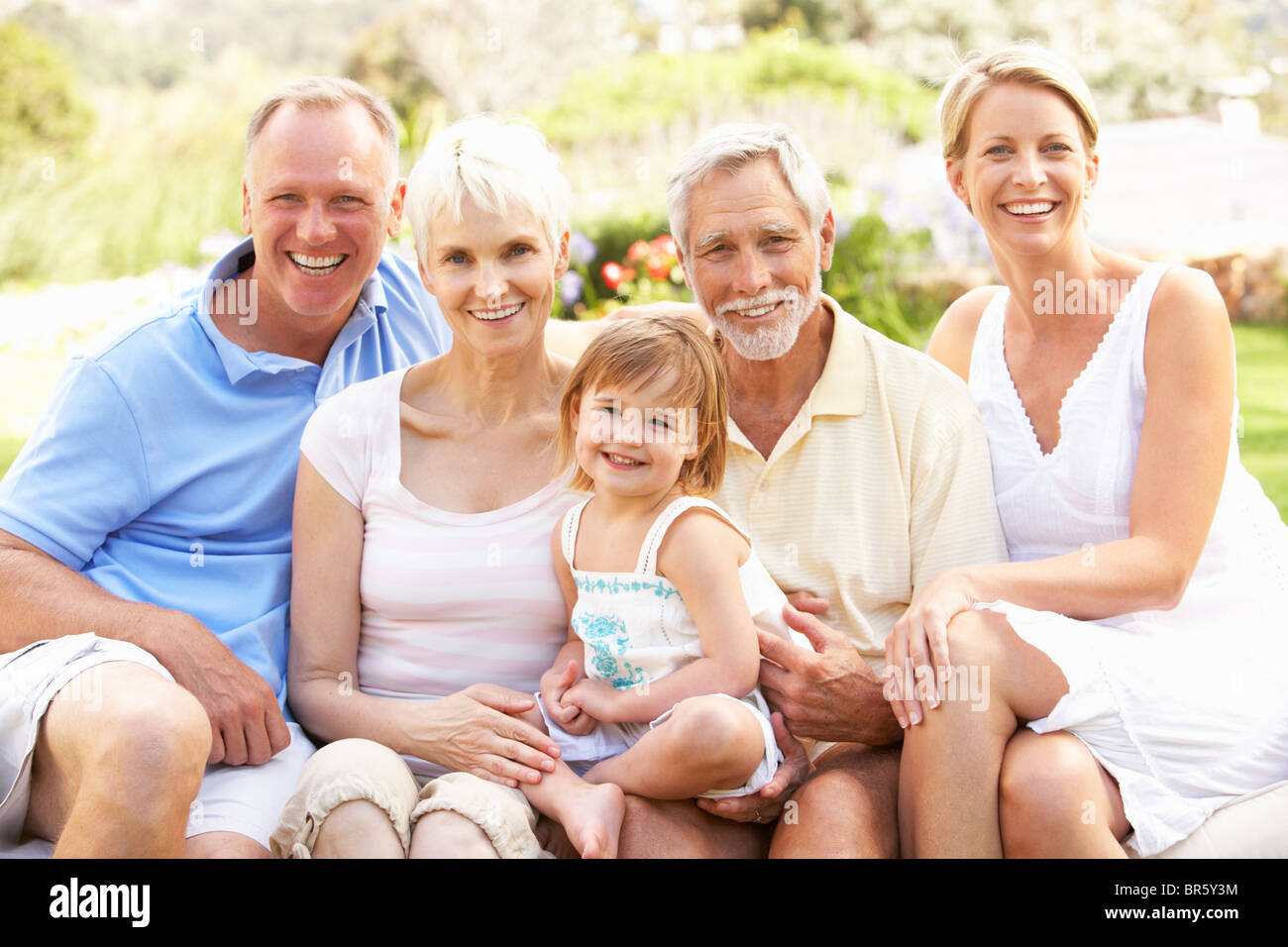 Großfamilie entspannend im Garten Stockfoto