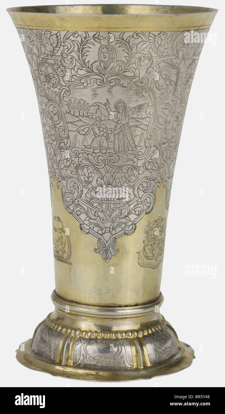 Ein eingraviert bestückter Frankfurter Becher, Meister Johann Peter Beyer, ca. 1740 Silber, teilweise vergoldet. Foliengewölbter Fuß mit gravierten dekorativen Rillen. Schlanker, nach oben konisch verbreiterter Körper. Auf allen Seiten reich eingraviert mit drei Kartuschen mit Szenen aus dem neuen Testament, darüber je eine Kartusche. Üppige Umrahmung von dekorativen Rollen und Rändern. Am unteren Rand ist der Name des englischen Besitzers aus dem 19. Jahrhundert mit einem Wappen, einem gespiegelten Monogramm und einer kleinen grotesken Szene eingraviert. Auf der Unterseite mit dem Stempel "IPB" neben dem Fränk-Proof, Stockfoto