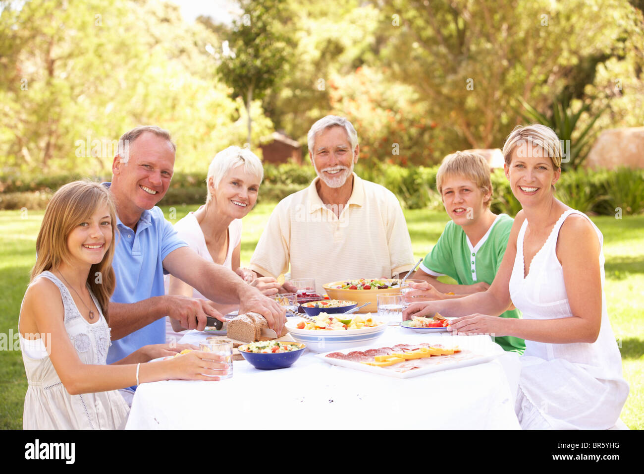 Erweiterte genießen Familienessen im Garten Stockfoto