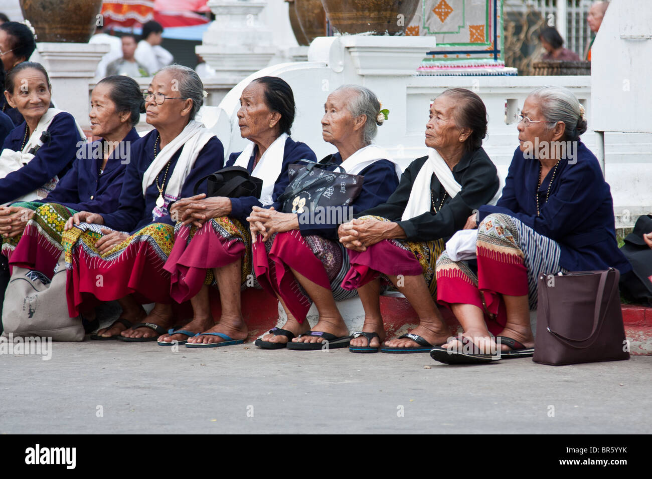 ältere Frau sehen Sie sich eine Show im Wat Chedi Luang Waraviharn, thailand Stockfoto