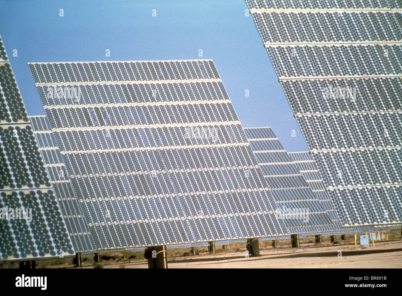 Energie erzeugen grüne umweltfreundlich Wärme Öl Turm Brennstoff Sonne brillant Edison erneuern Umweltverschmutzung Ökologie solar Drahtseil Stockfoto