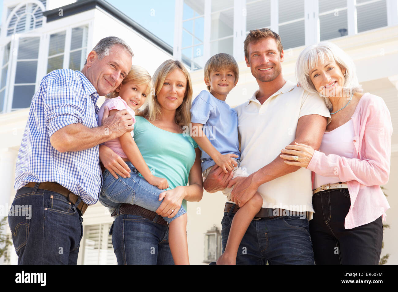 Großfamilie vor modernen Haus Stockfoto