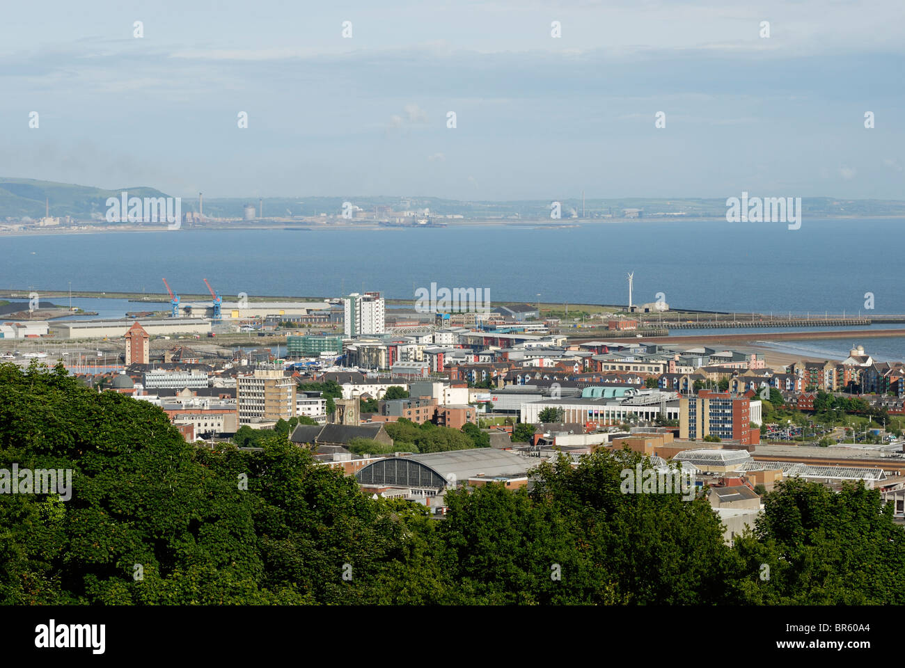 Blick über Swansea vorbei an den Docks zur industriellen Küste von Port Talbot hinter Wales. Stockfoto