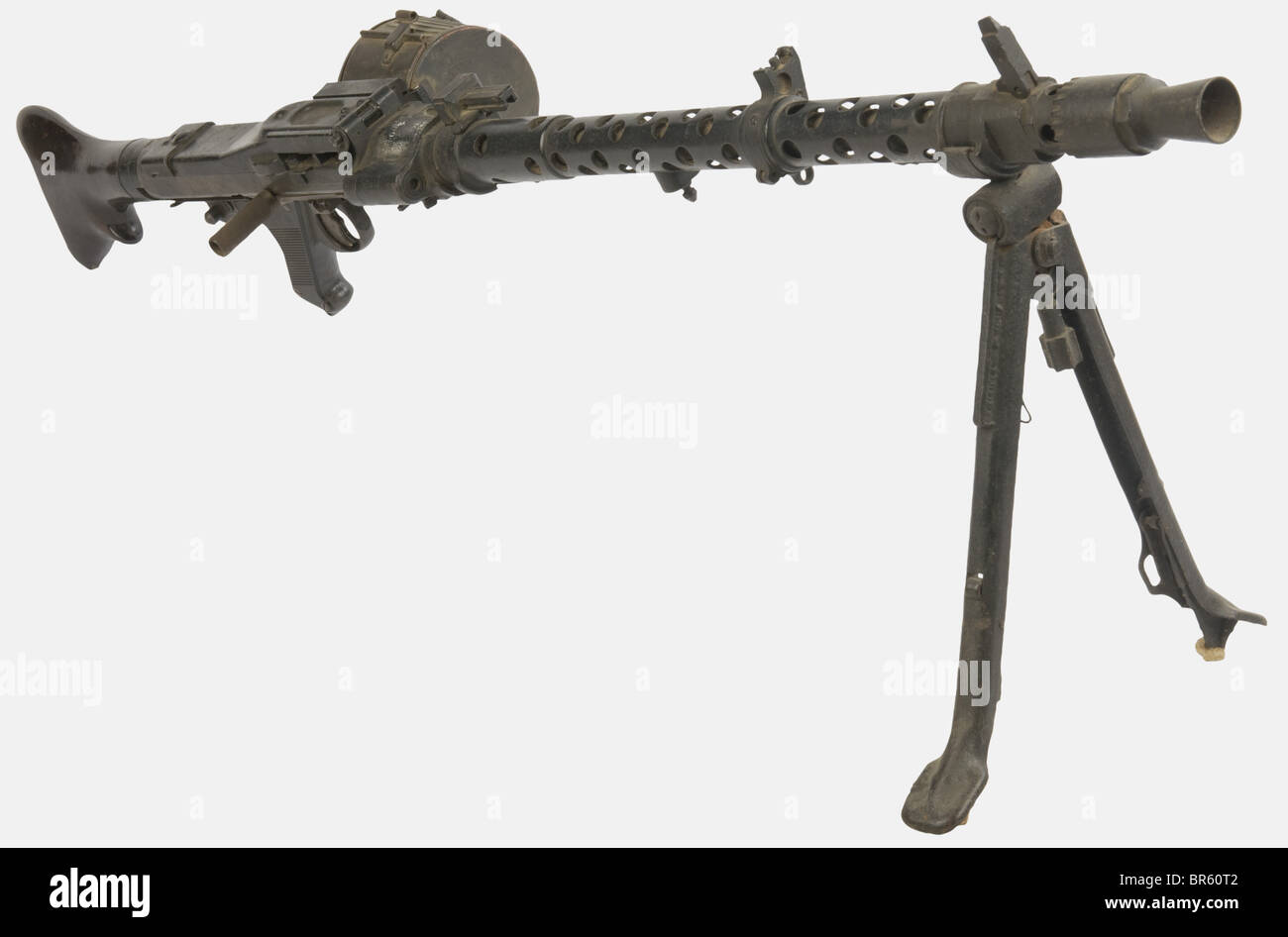 Ein deutsches MG 34 Maschinengewehr, Kaliber 7,92 x 57, Seriennummer 889, hergestellt 1940 von "HASAG M39/19". Schwarz lackiert und nach dem Krieg. Dunkelbraune Stock- und Griffschuppen. Mit einem Bipod und einem 50-Schuss-Magazin aus Stahl. Historisch, historisch, 1930er, 20. Jahrhundert, Gewehr, Waffen, Feuerwaffe, Feuerwaffen, Feuerwaffen, Waffen, Waffen, Waffe, Arm, Kampfgerät, Objekt, Objekte, Stills, Clipping, Clippings, Cut Out, Cut-out, Militär, Militaria, Stück Ausrüstung, Stockfoto