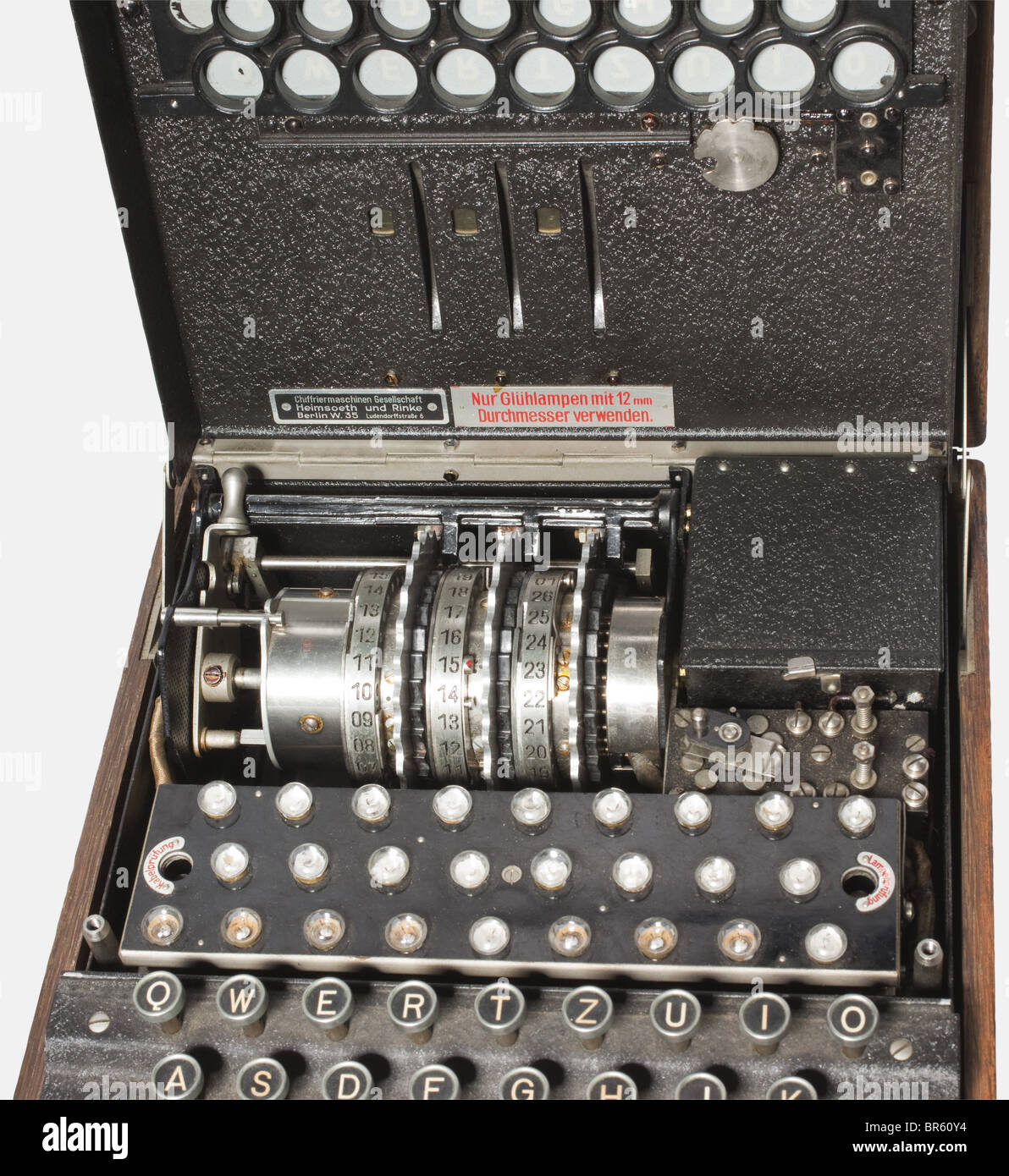 Eine deutsche Cypher-Maschine "Enigma I", Armee-Ausgabe, nein "A 6380",  Hergestellt 1937 von der Cypher Machine Company Heimsoeth und Rinke,  Berlin. Drei Rührrotoren mit den Zifferntasten 1 bis 26, zwei  Aluminiumrotorbauteile mit den