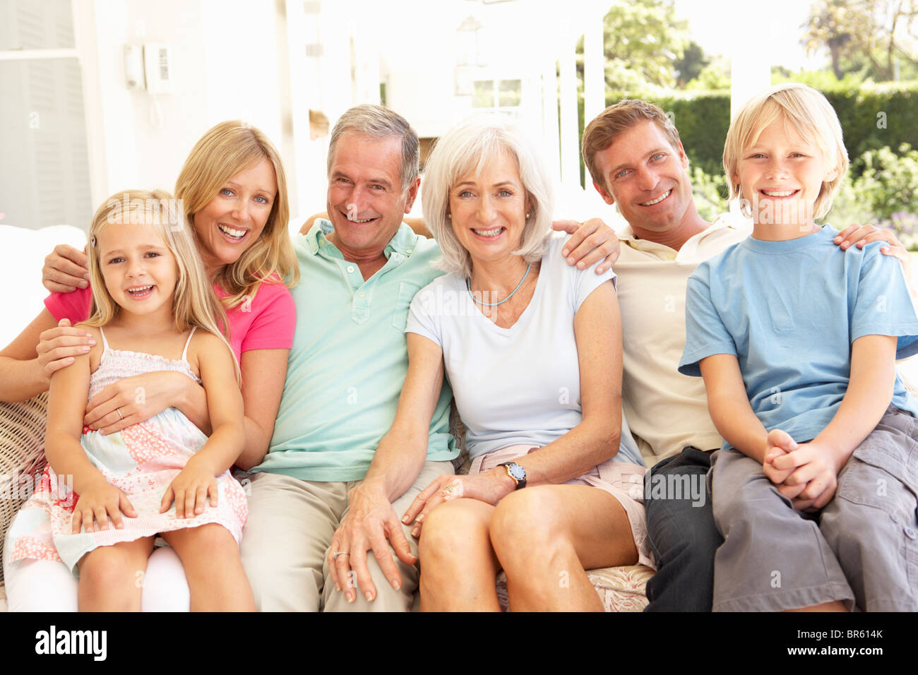 Großfamilie, die gemeinsam auf dem Sofa entspannen Stockfoto