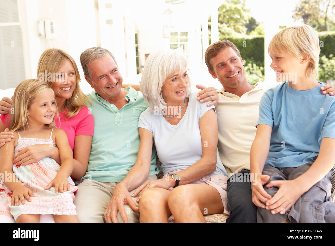 Großfamilie, die gemeinsam auf dem Sofa entspannen Stockfoto