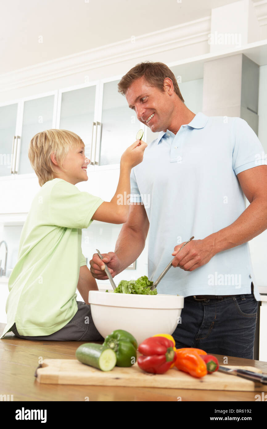 Vater & Sohn bereitet Salat In modernen Küche Stockfoto