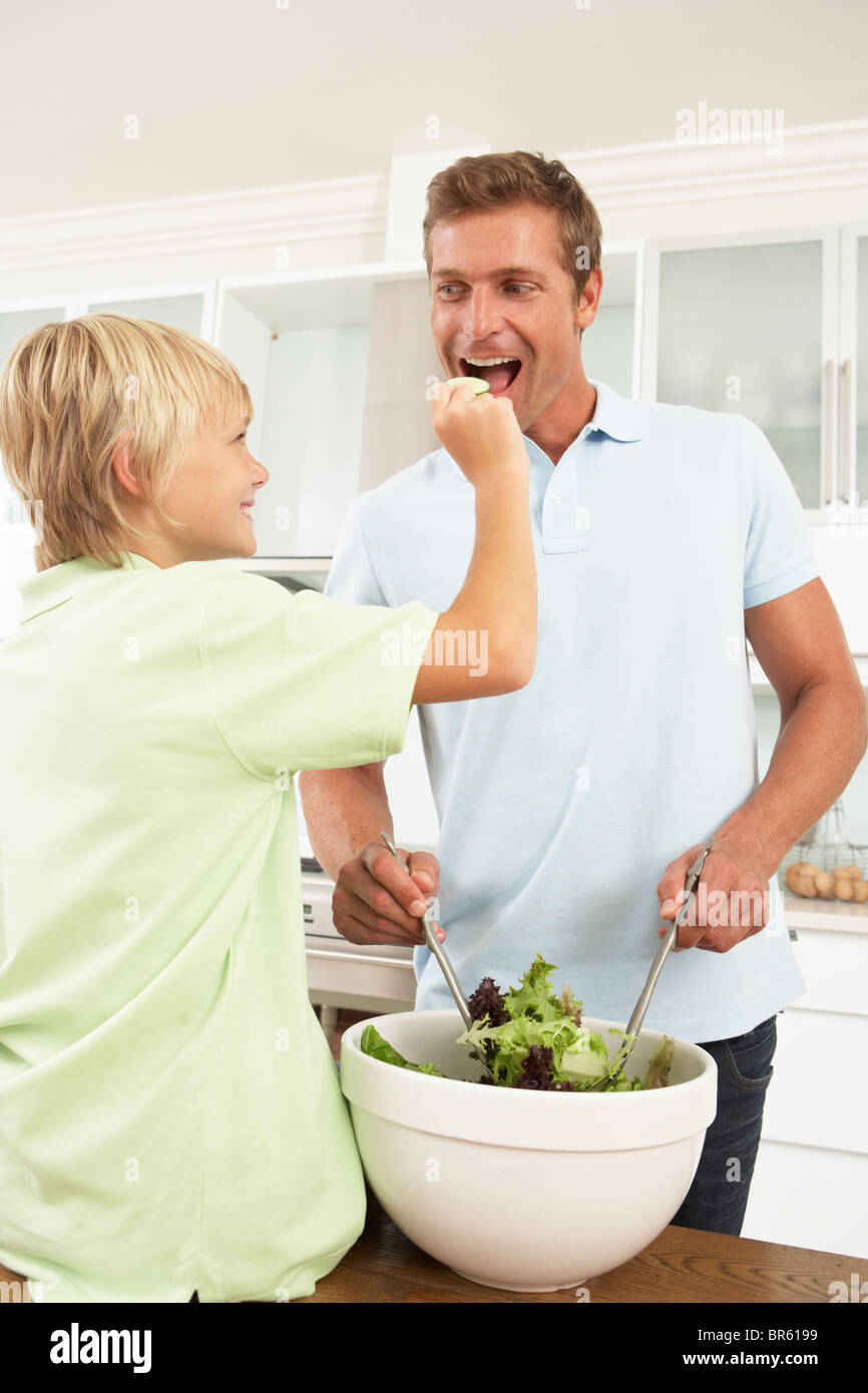 Vater & Sohn bereitet Salat In modernen Küche Stockfoto