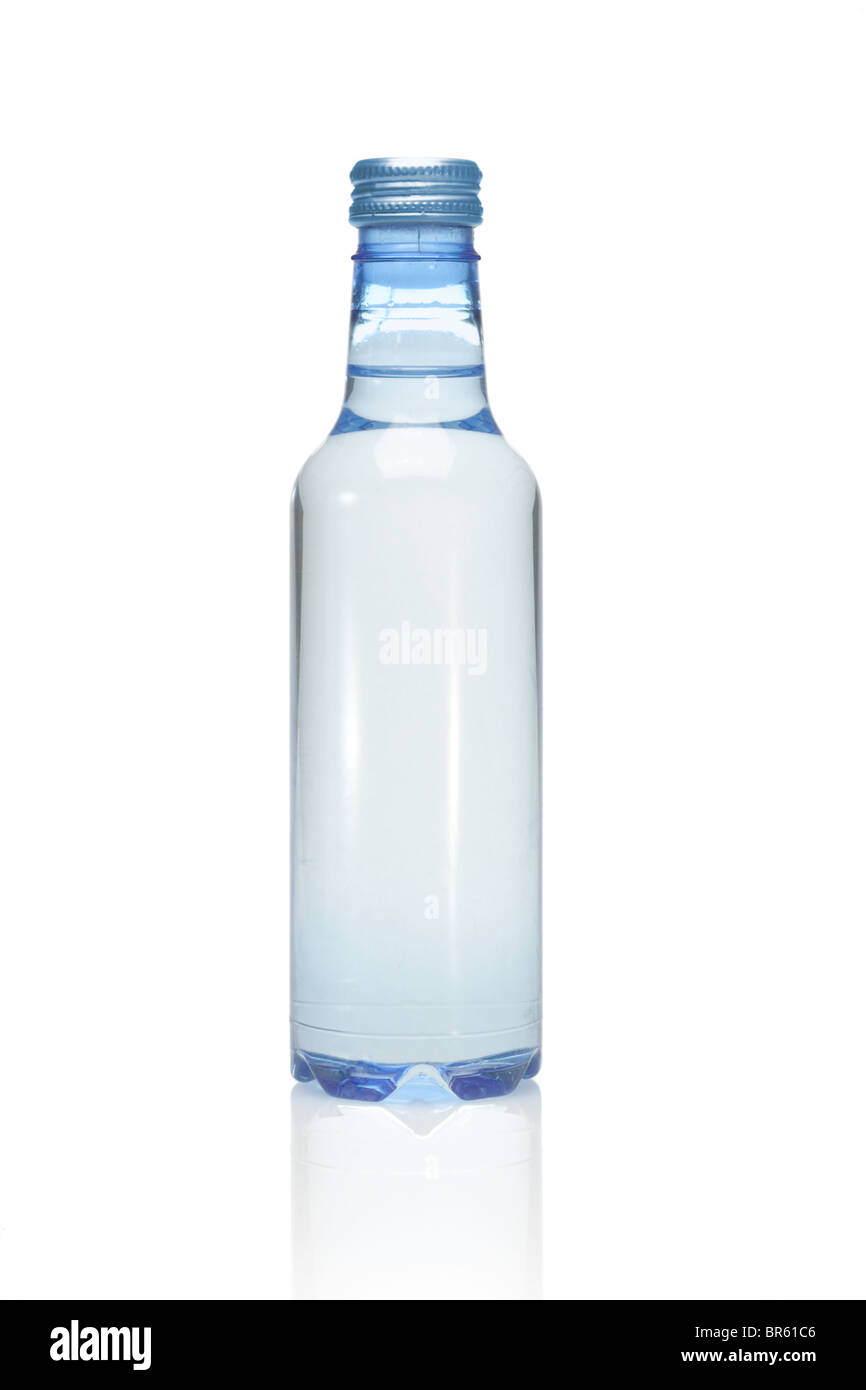 Kunststoff-Flasche Mineralwasser auf weißem Hintergrund Stockfoto