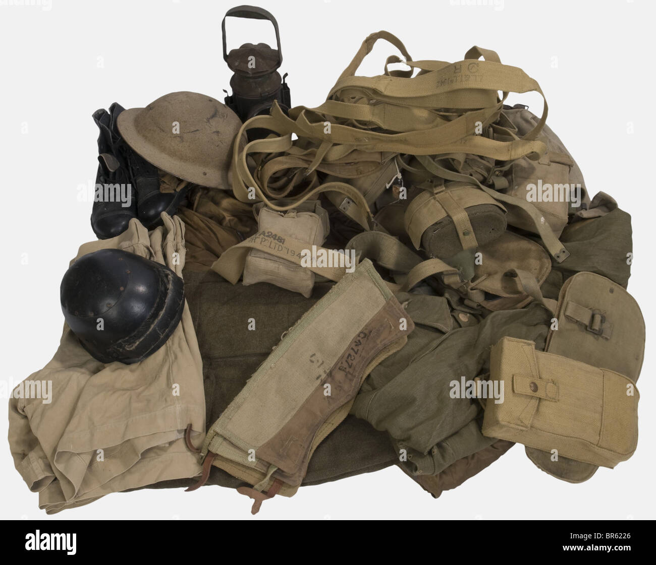 Eine Gruppe von Ausrüstung der British Army, einschließlich eines Gesamtzimmers des RAF-Flugs, zwei Paar Shorts in hellem Tuch, zwei Paar Gamaschen, kanadische Hose aus grüner Wolle ohne Taschen, ein Rucksack mit großem Muster, eine komplette Denim-Ermüdungsjacke, ein braun lackierter MK II-Helm, Einen Helm aus Fasertank mit Frontalschutz, eine Kantine mit Tragegurt, Und ein komplettes Set aus Feldgeräten mit EM-Gürtel, Paar Taschen, zwei Y-Trägern, Kantine mit Deckel, Verzurrwerkzeug, Paar Stiefeletten nach dem Krieg, Paar Taschen, EM-Gürtel mit einem Paar Munition, verschlungener Werkzeugbezug, Stockfoto