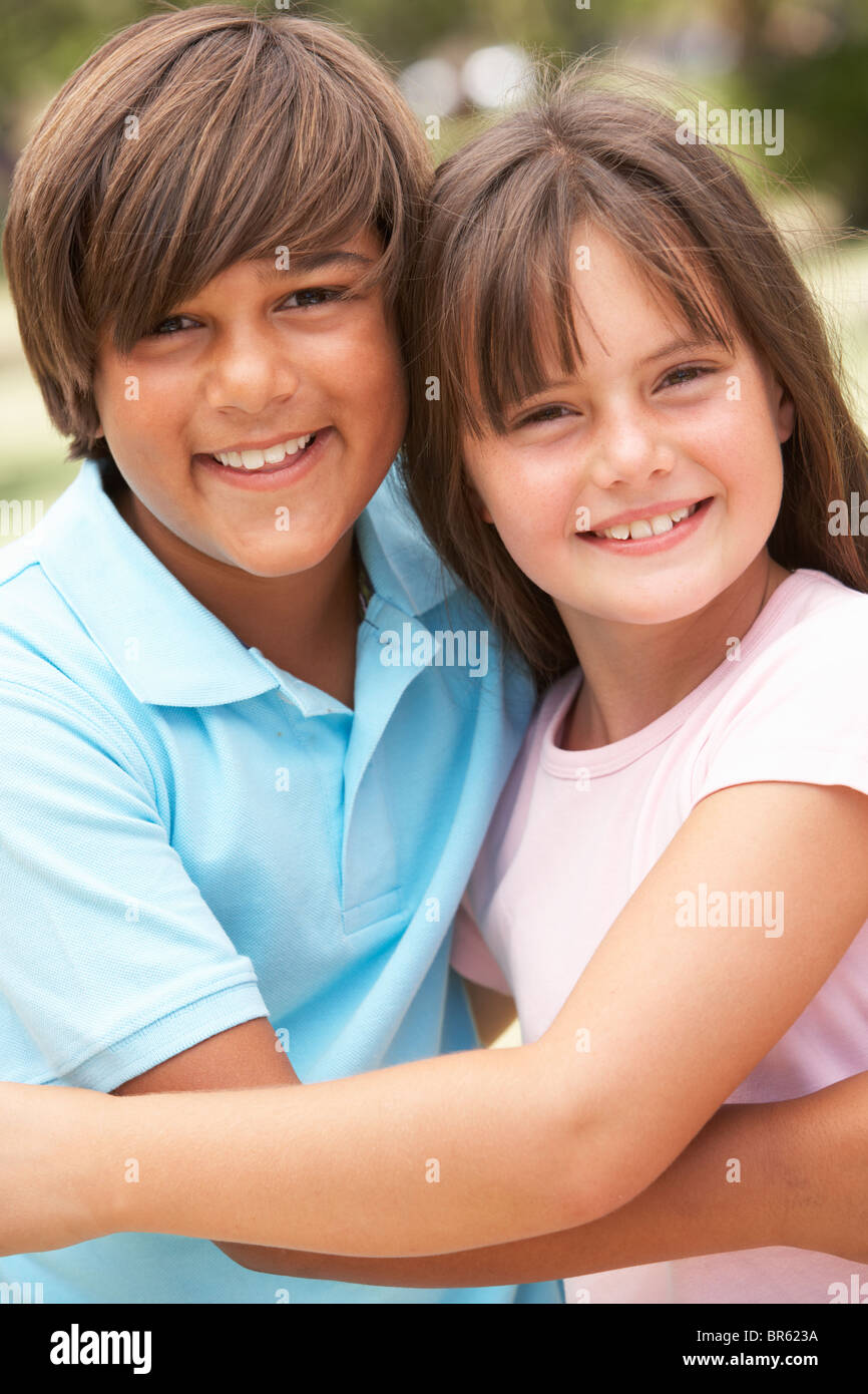 Zwei Kinder im Park geben einander umarmen Stockfoto