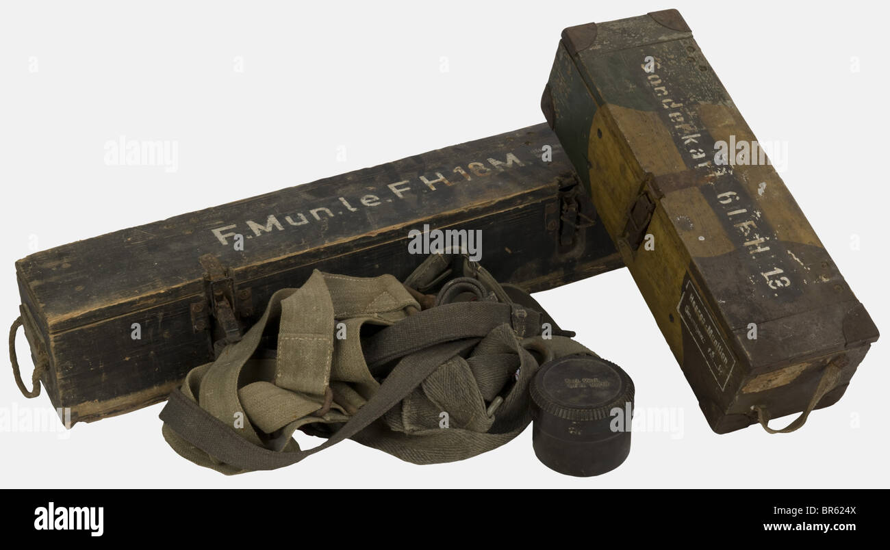 Eine Gruppe von Geräten der Bundeswehr, bestehend aus einem schönen dreifarbigen, getönten Holzkoffer für das Howitzer Munitionslicht Modell 18 mit weißer Lackmarkierung 'Sonderkart.6.L.F.H.18' und 'Heeres Munion Gesamtgew. 8.5kg' und Stoffgriffe, eine grau lackierte Holzkiste mit Schnurgriff für leichtes Haubenmuster 18 mit weißer Farbmarkierung und hellbrauner Innenklappe, fünf verschiedene graue Stoffbänder zum tragen von Munitionskanistern, ein Bakelitkasten für deutsche Schalensicherungen. Historisch, historisch, 20. Jahrhundert, Accessoires, Accessoires, Accessoires, Verwertungs-, Versorgungs-, Stockfoto