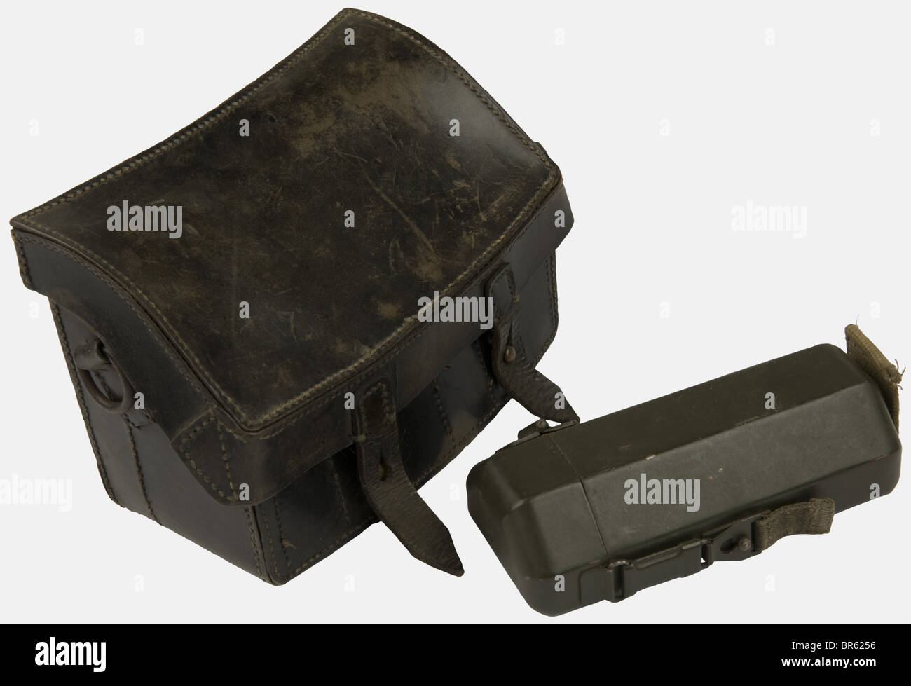 Eine Gruppe von Geräten der Bundeswehr, bestehend aus einem Feldgrau-Stahlbehälter für einen Scharfschützenbereich mit Feldgrau-Leinwandband aus "jvb" (Wessel & Müller Beschlagfabrik Luckenwalde), einem Bakelit-Kanister für Waffen-Dekontaminationspulver mit orangefarbenem Laschen und Stoffriemen, einem Kunstleder-Patronenbeutel für Flarepistolen (Innenfächer entfernt). Historisch, historisch, 20. Jahrhundert, Zubehör, Zubehör, Zubehör, Verwendung, Dienstprogramme, Objekte, Fotos, Schnitten, Ausschnitte, Ausschnitte, Ausrüstung, Militär, Militaria, Waffen, Waffen, Waffen, Waffe, Arm, Stockfoto