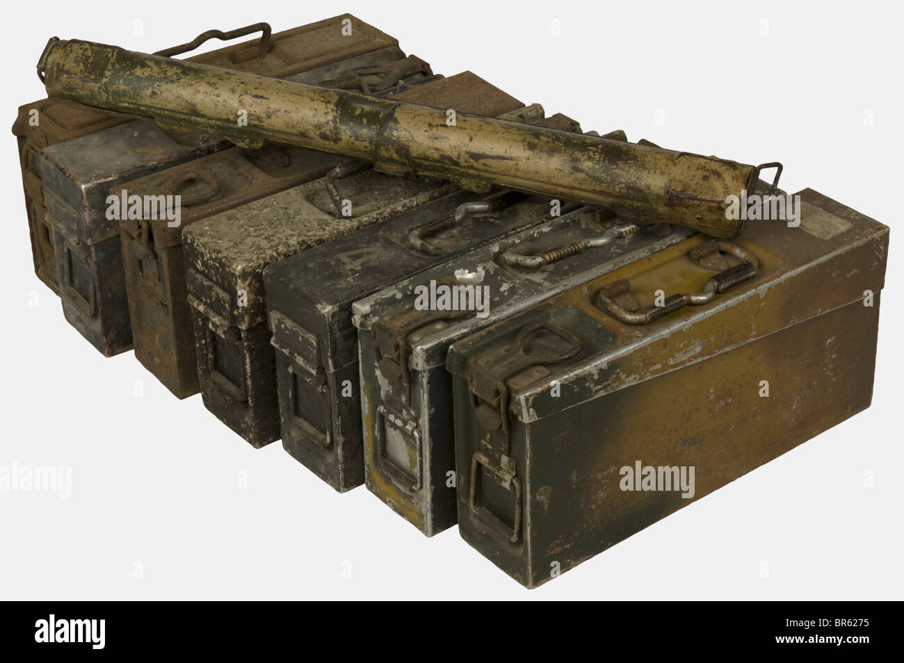 Eine Gruppe von Geräten der Bundeswehr, bestehend aus einem MG34-Einzelfasskoffer mit schöner Baumfarben-Tarnung (Leinwandband fehlt), einem doppelten MG34-Fassgehäuse mit zwei Tonnen-Tarnkappenresten mit zwei 75-Schuss-MG 34/42-Magazinen (eines mit schöner Zwei-Ton-Tarnung), Sieben Patronengurtkoffer für MG 34/42 aus Aluminium oder Stahl mit Ledergriffen, einer der getarnten Aluminiumkleidergehäuse weist einen Splitterschaden auf der Abdeckung auf. Historisch, historisch, 1930er, 1930er, 1930er, 20. Jahrhundert, Zubehör, Zubehör, Zubehör, Zubehör, Verwertungs-, Versorgungs-, Objekt-, Objekte, Stills, Clippi, Stockfoto