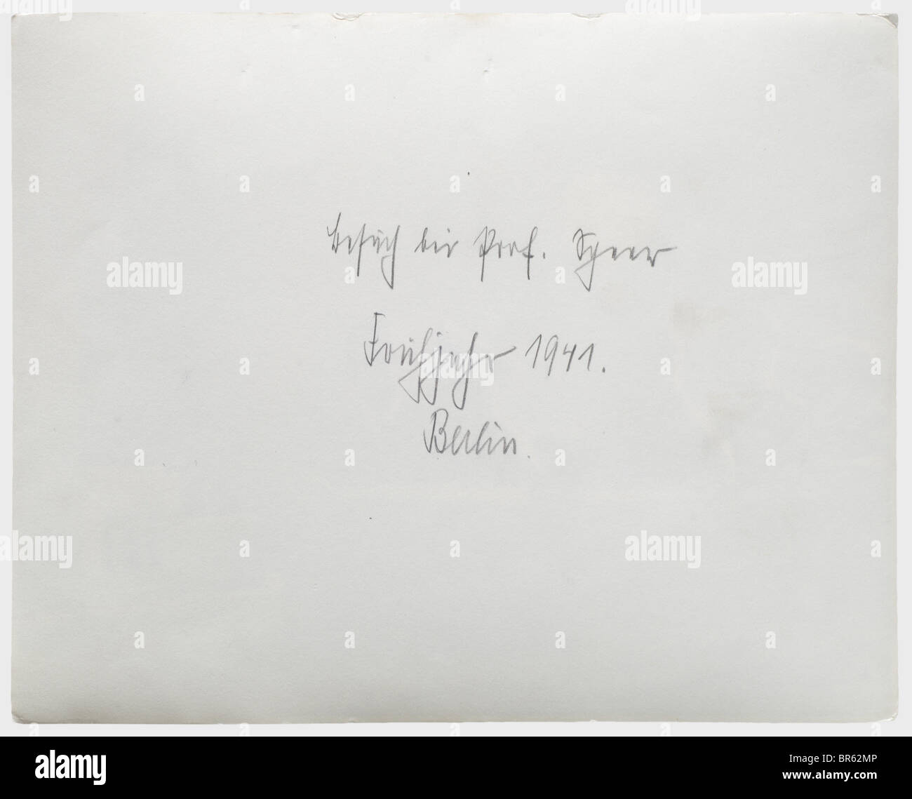 Heinrich Himmler - ein großes Foto (Abmessungen 23,5 x 29,5 cm) aus seinem persönlichen Hab und Hab. Darin zeigt sich, wie Himmler mit Albert Speer vor einem Nord-Süd-Achsenmodell spricht. Anwesend sind auch Reinhard Heydrich und Karl Wolff. Auf der Rückseite von Himmlers eigener Hand (transl.) "Besuch bei Prof. Speer - Frühjahr 1941 - Berlin": Historisch, historisch, 1930er, 20. Jahrhundert, NS, Nationalsozialismus, Nationalsozialismus, Nationalsozialismus, Nationalsozialismus, Drittes Reich, Deutsches Reich, Deutschland, Deutscher, Nationalsozialist, NS-Zeit, Faschismus, Objekt, Objekte, Stillstände, Clipping, Ausschnitte, Ausschneiden, CU, cu, cu Stockfoto