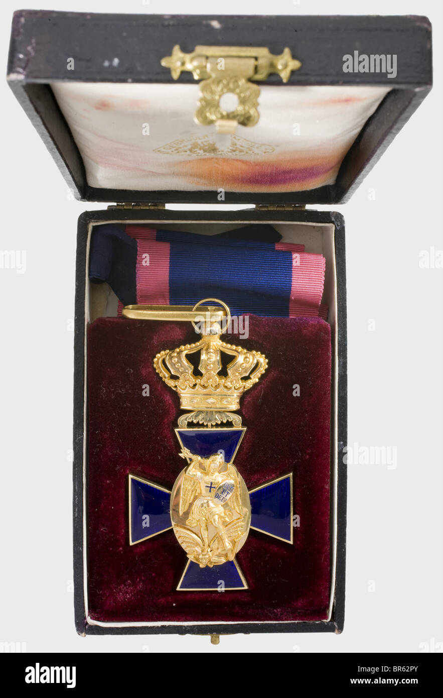 Verdienstorden St. Michael, Komturkreuz der 2. Klasse. Gold, emailliert, 30,7 g, gelocht '750' in Ring und 'GH' für Hemmerle Brothers, München. Mit einem individuellen Nackenband und einer Preisaufmachung verfärbt sich der weiße Seidenliner etwas (OEK 375). Die Dekoration ist in herausragendem Zustand, der Fall mit Gebrauchsspuren. Historisch, historisch, 19. Jahrhundert, Medaille, Dekoration, Medaillen, Dekorationen, Ehrenzeichen, Ehrenzeichen, Ehrenzeichen, Ehrenzeichen, Ehrenzeichen, Objekt, Objekte, Fotos, Clipping, Ausschnitte, Ausschnitte, Ausschnitte, Ausschnitte, Ausschnitte, Ausschnitte, Stockfoto
