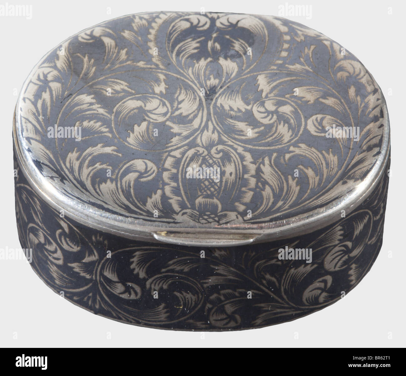 Tsarina Alexandra Feodorowna (1872 - 1918) - ein silberner Niello-Kasten, Moskau, 1846. Silberfarbenes, vergoldetes Interieur, florale Niello-Dekoration. Kennzeichen '84', ein unklares Meisterzeichen, Kennzeichen der Stadt Moskau und die inspizierenden Initialen des Meisters ' A.K.' für Andrej Antonovitch Kowalskij mit Datum '1846'. Abmessungen 40 x 34 x 20 mm, Gewicht 31 g. Eine kleine Notiz in Bleistift von der Hand der Tsarina angehängt "Um Alice und Andrew f zu verdunkeln. Auntie Alix'. Ein persönliches Geschenk von der Tsarina an ihre Nichte, Prinzessin Alice von Battenberg und ihren Ehemann Prinz Andreas von Griechenland und De, Stockfoto