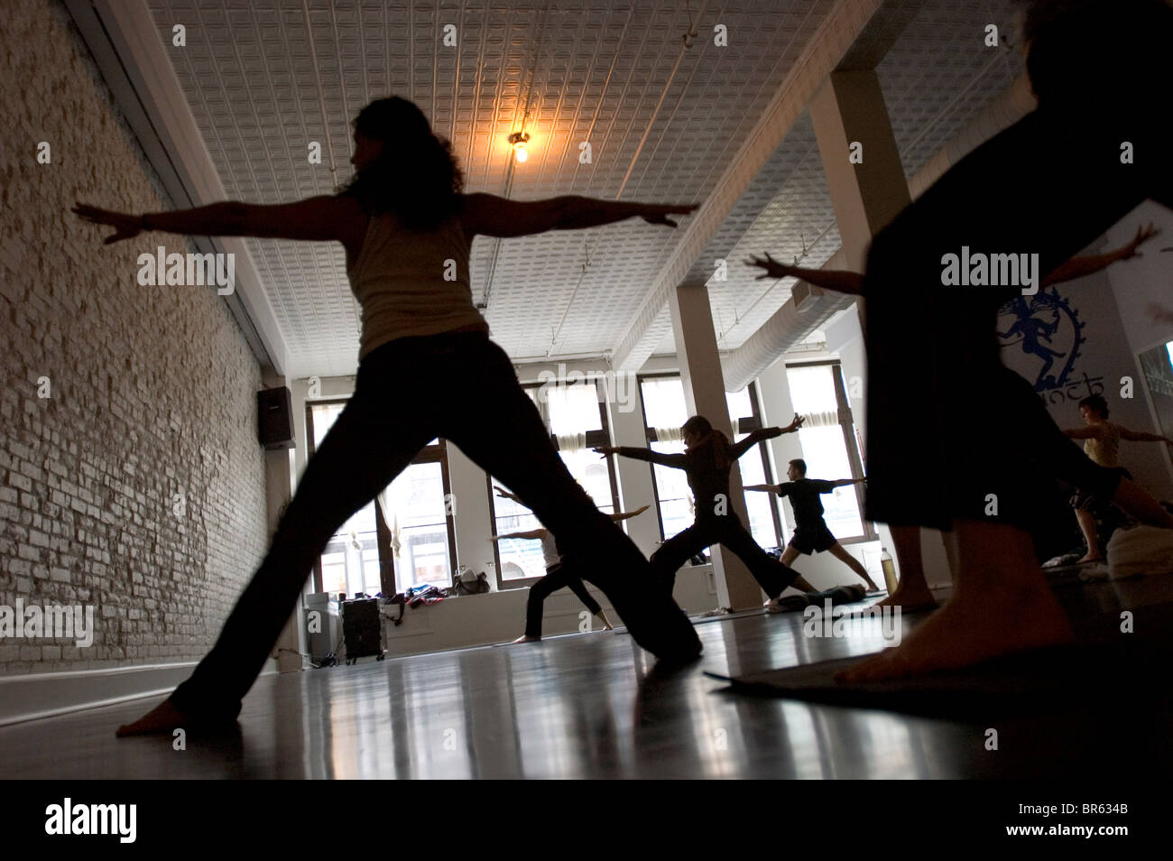 Eine Gruppe arbeitet in einem Yoga-studio Stockfoto