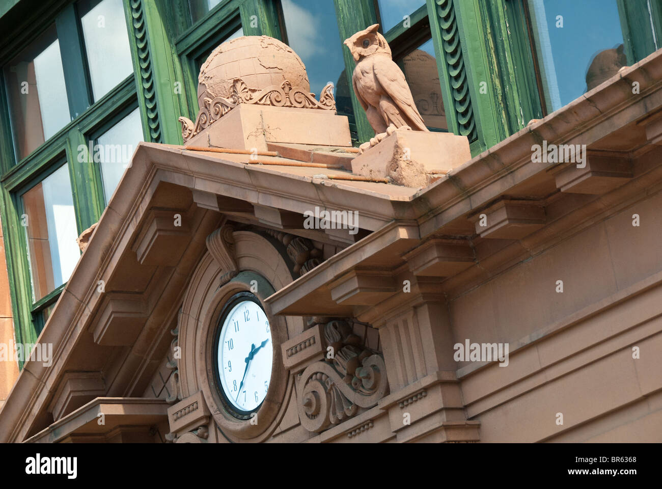 Giebel über dem Haupteingang des Gebäudes Birmingham Alter-Herald (gebaut 1920 im Beaux-Arts-Stil) in Birmingham, Alabama, USA Stockfoto