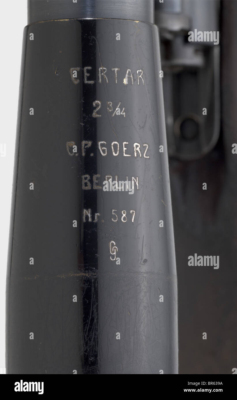 Ein Modell 1935 kurzes Gewehr mit Umfang von Certar, Goerz, 7,65 x 53 cal., Nr. L86. Übereinstimmende Zahlen außer Sperre. Spiegelgleiche Bohrung. Auf der Vorderseite des Empfängerkopfs und vor der Scope Foot Plate mit der Aufschrift 'MANUFACTURE D'ARMES DE L'ETAT'. Hergestellt in der National Arms Factory aus einem deutschen Oszilloskope Gewehr 98, das aus Lieferungen von Reparaturen im ersten Weltkrieg stammt. Fertigstellung. Gepunkteter Walnussbestand mit Verschleißspuren und ursprünglichem Gurt, keine Reinigungsstange. Sehr guter Zustand. Montiert: Scope 'CERTAR / 2 3/4 / C.P. Goerz / BERLIN / Nr. 587' mit Dioptrikkorrektur, Messinghöhe, Stockfoto